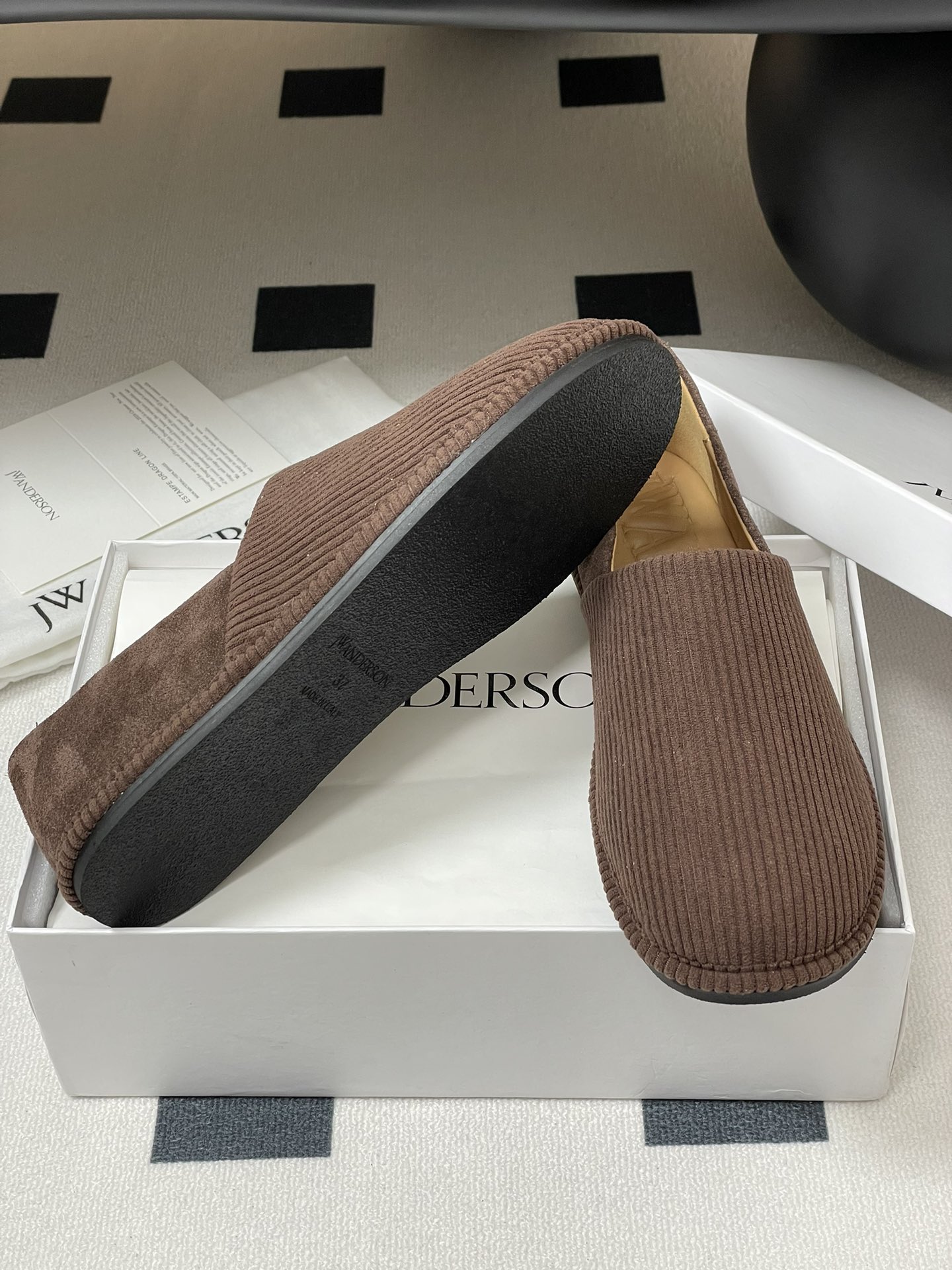 JW Anderson Spring Soft Shoe Collection: Cozy and Stylish Design - 图片 8