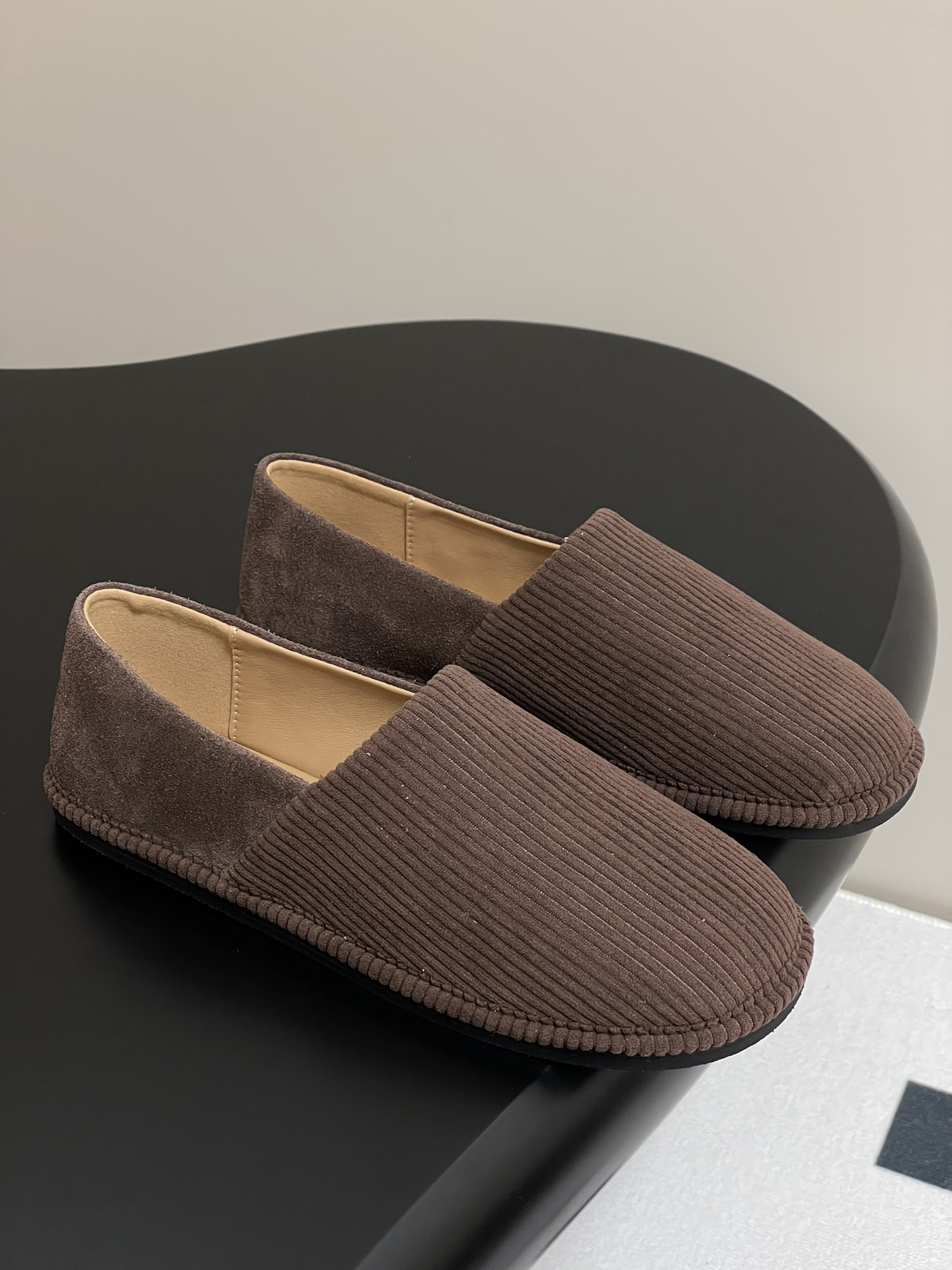 JW Anderson Spring Soft Shoe Collection: Cozy and Stylish Design - 图片 1