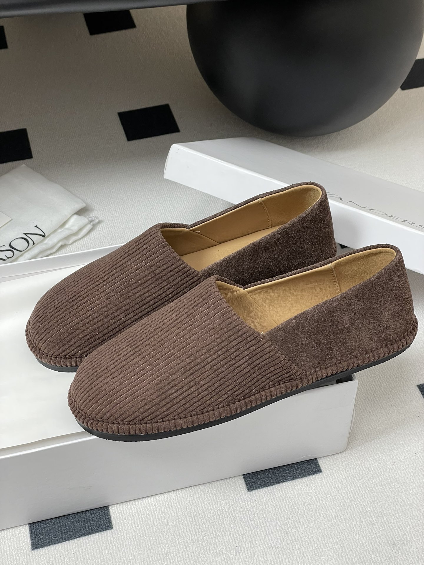 JW Anderson Spring Soft Shoe Collection: Cozy and Stylish Design - 图片 4