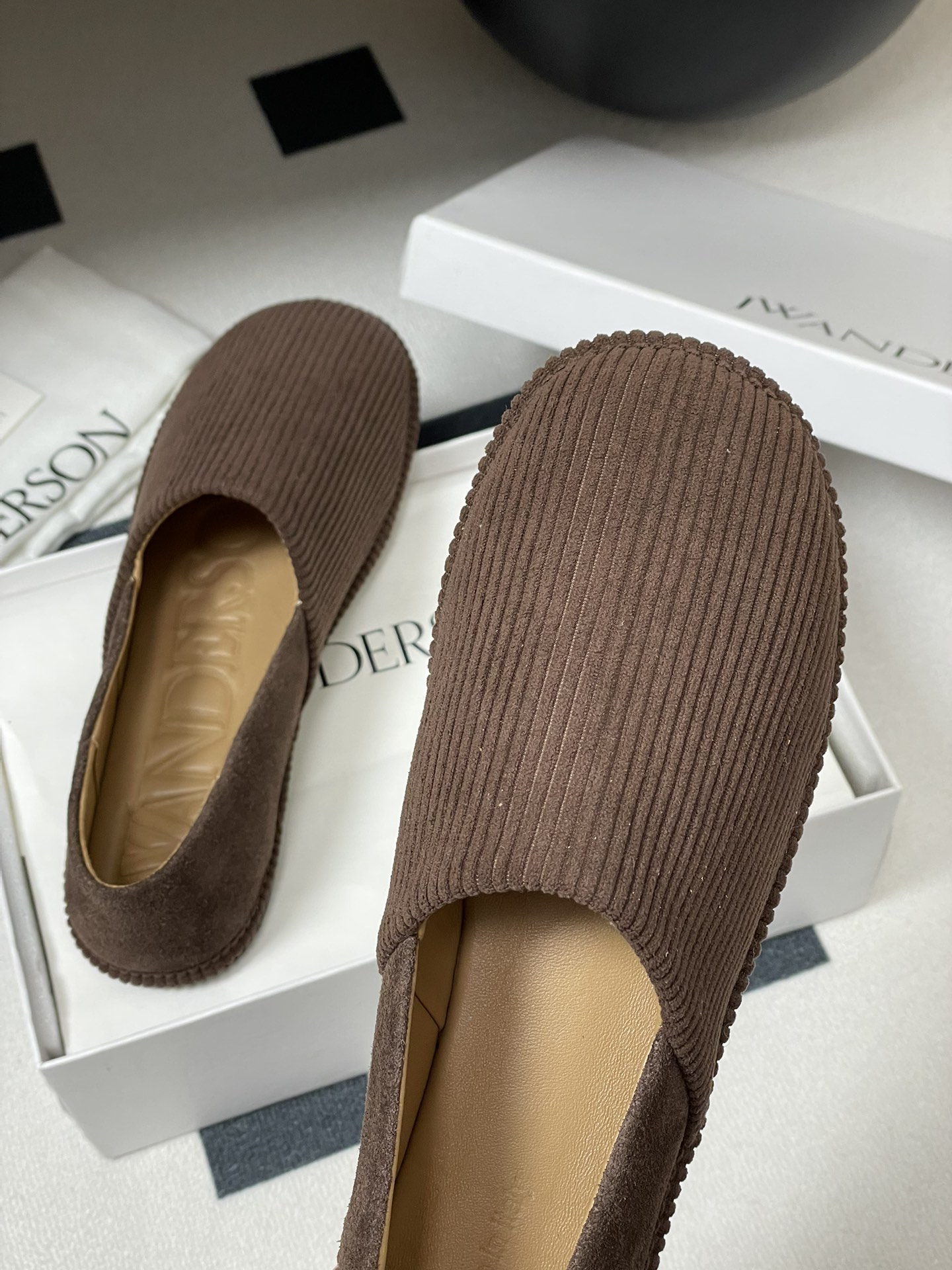 JW Anderson Spring Soft Shoe Collection: Cozy and Stylish Design - 图片 9