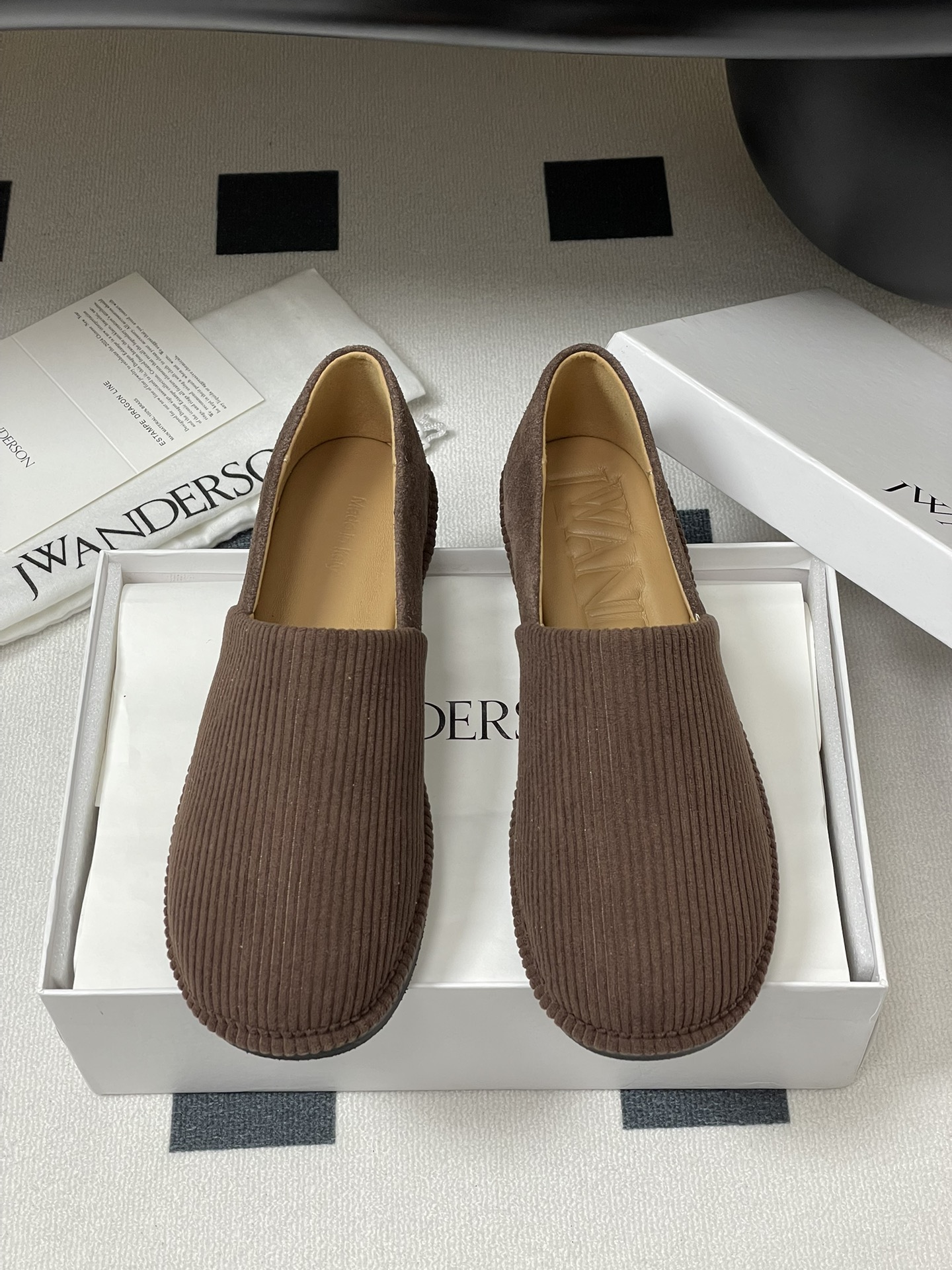 JW Anderson Spring Soft Shoe Collection: Cozy and Stylish Design - 图片 5