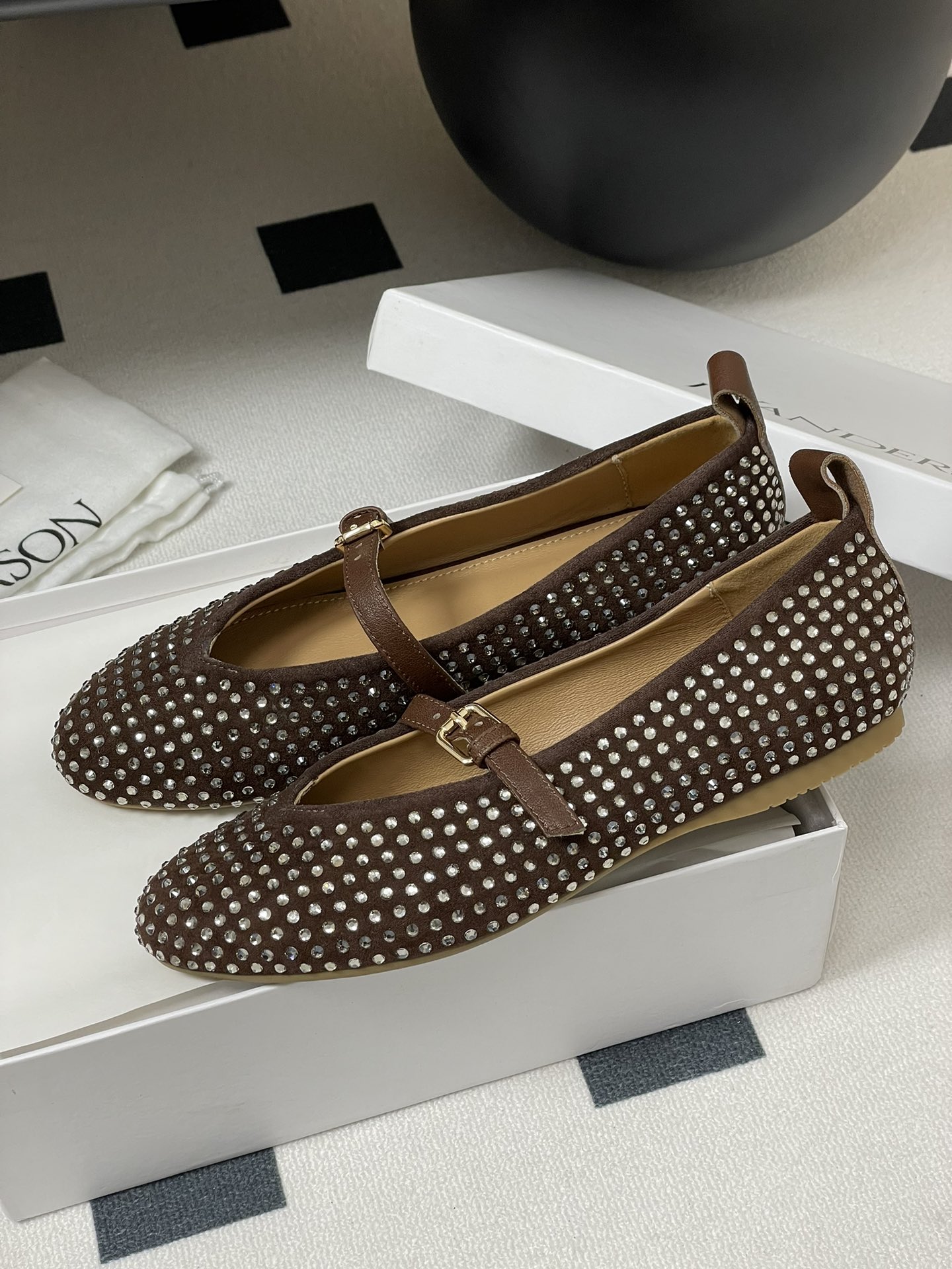 JW Anderson Ballet Shoes: Glamorous, Comfortable, and Stylish for Early Spring - 图片 4