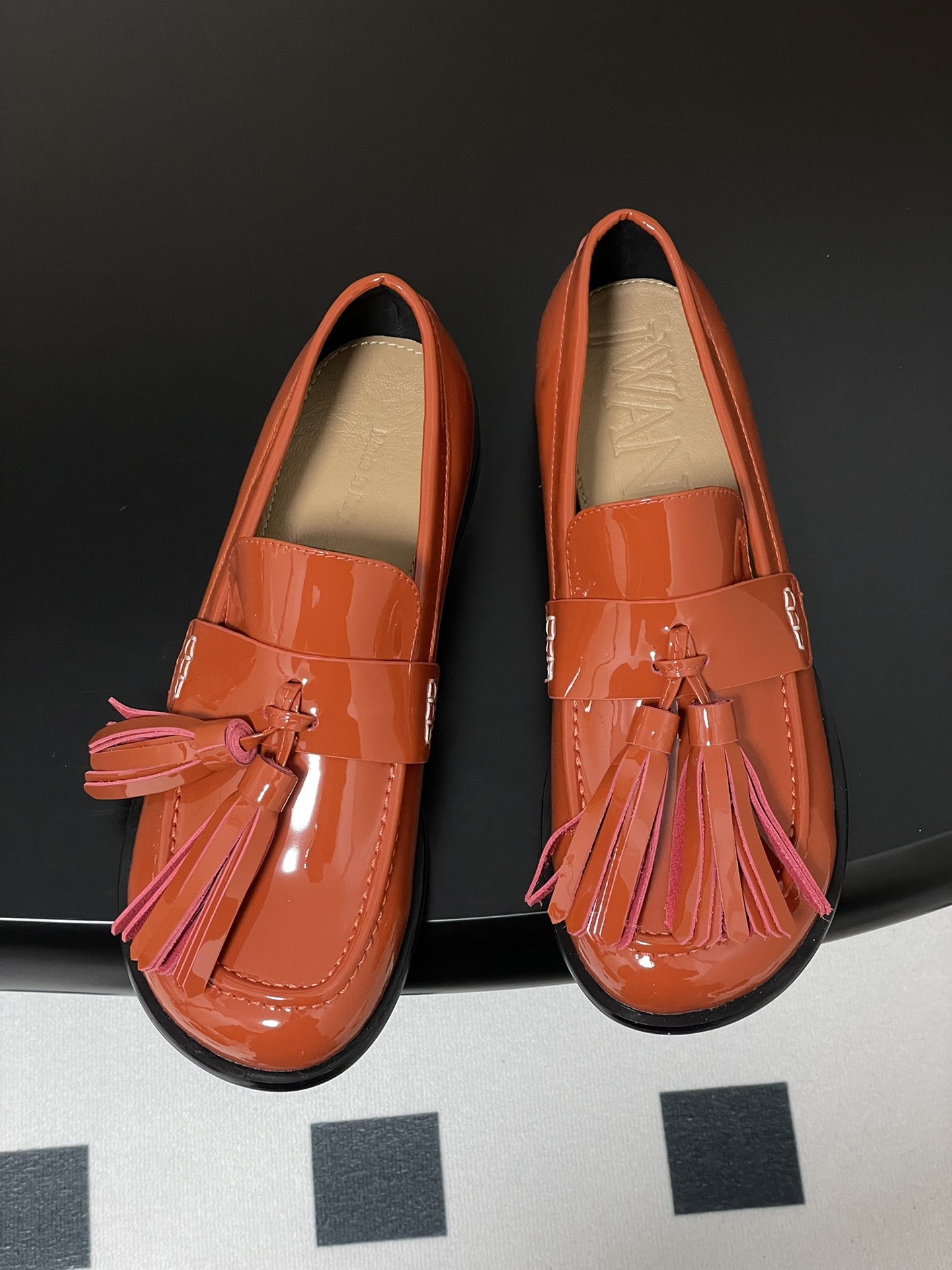 JW Anderson New Lantern Cage Shoes: Exaggerated Design with Cute Details - 图片 2