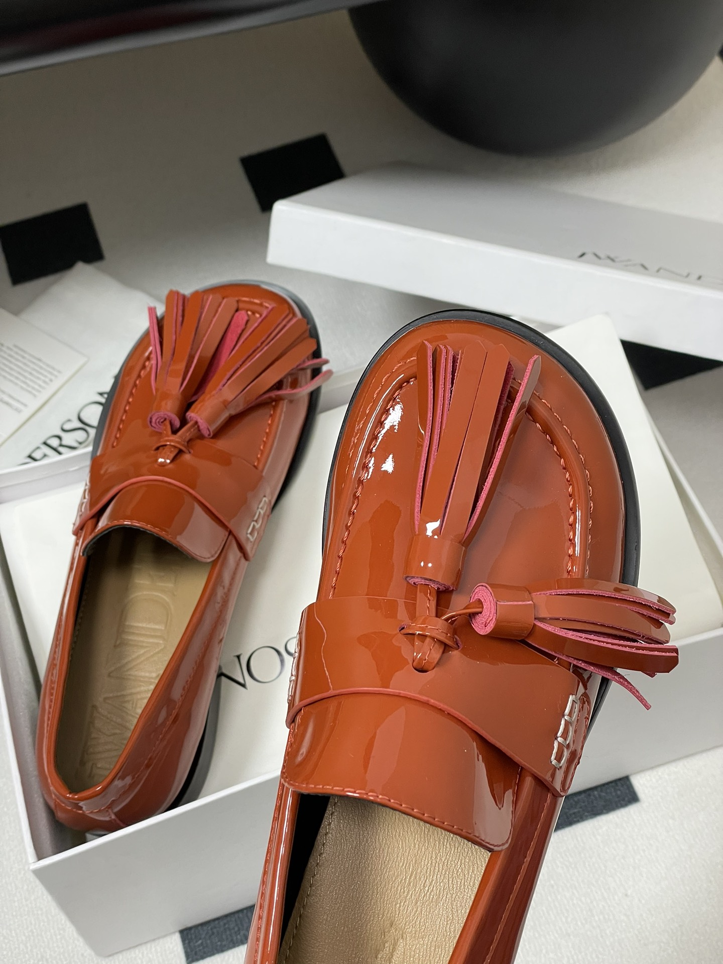 JW Anderson New Lantern Cage Shoes: Exaggerated Design with Cute Details - 图片 9