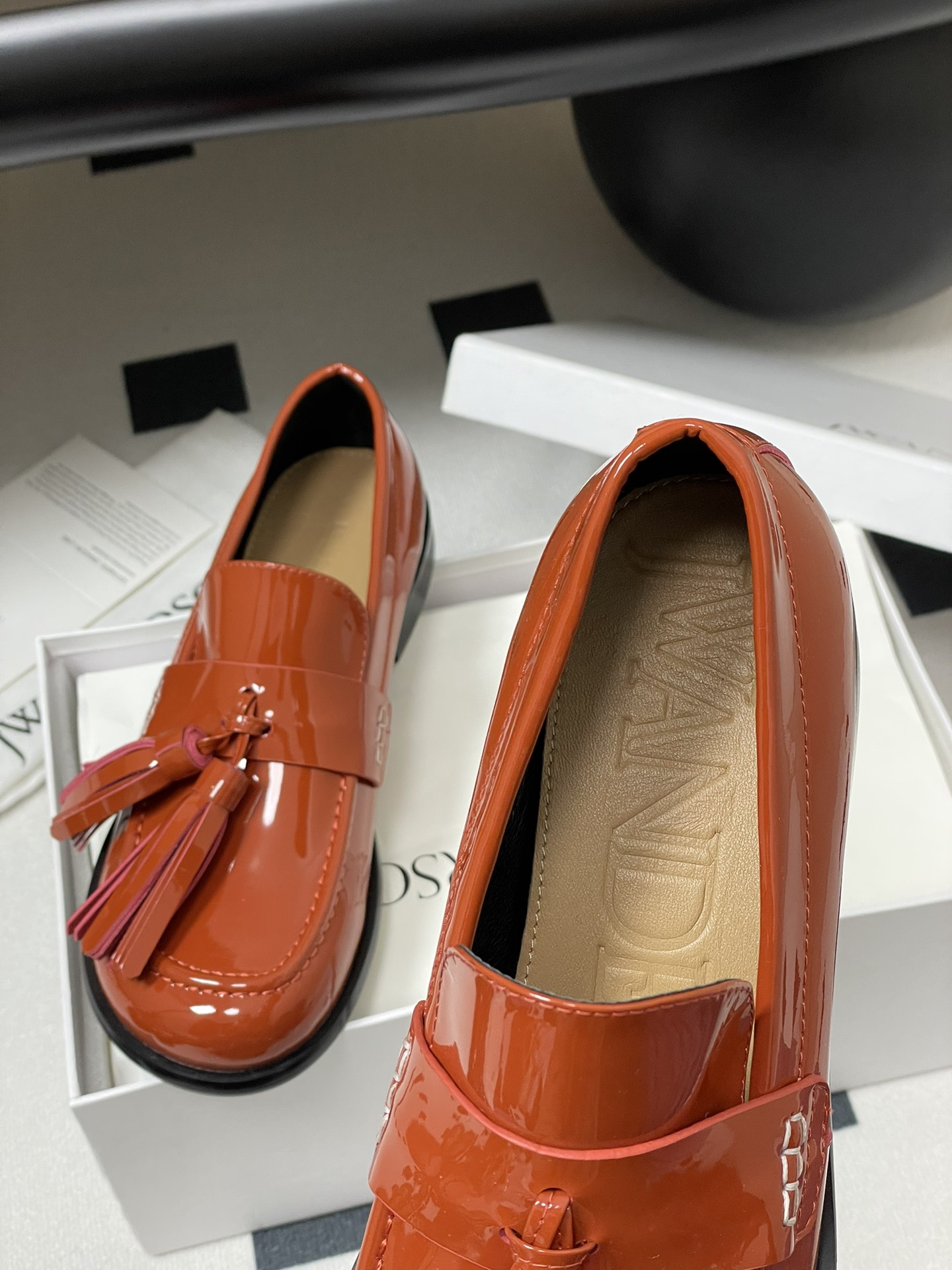 JW Anderson New Lantern Cage Shoes: Exaggerated Design with Cute Details - 图片 7
