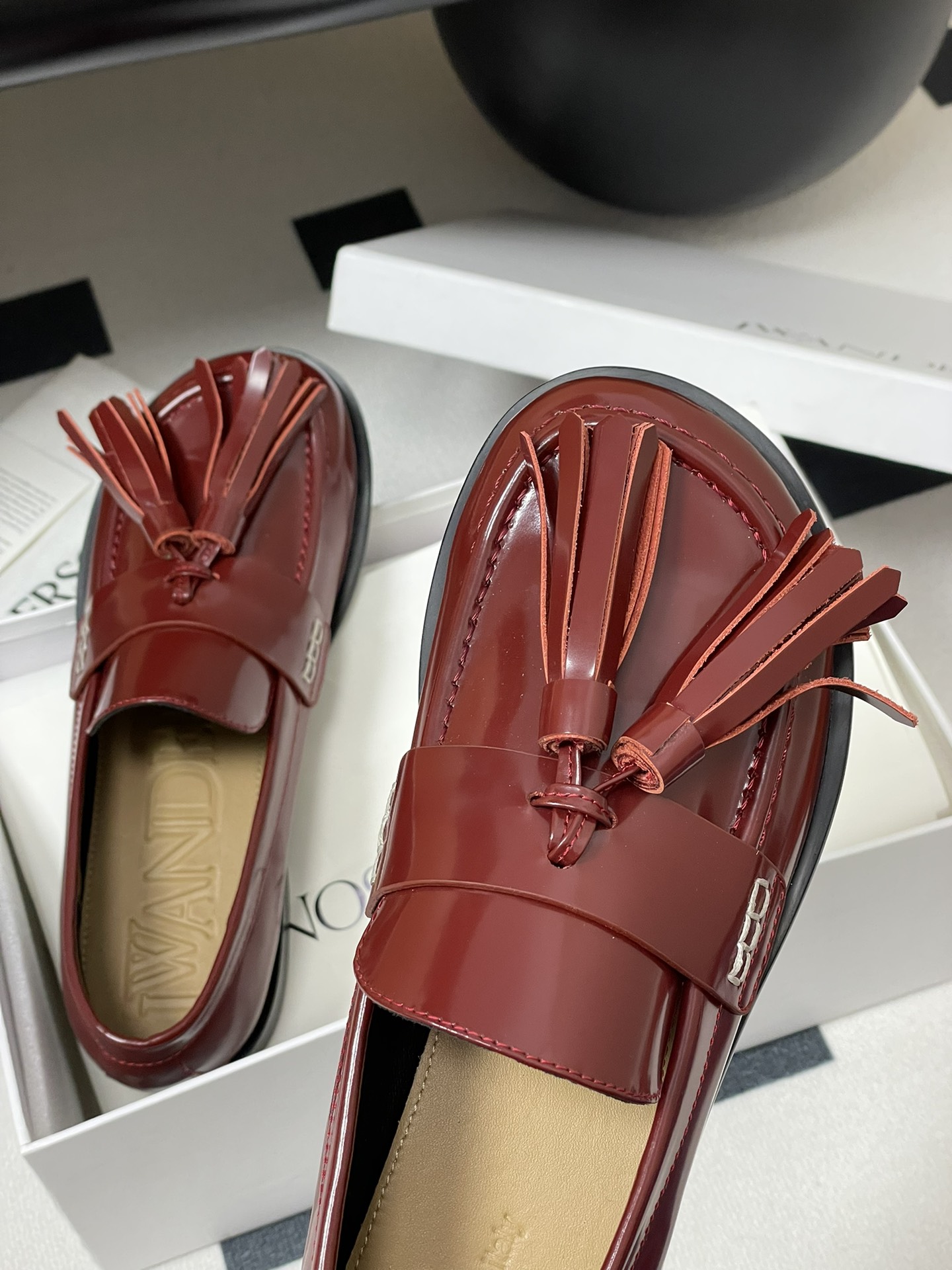 JW Anderson New Lantern Cage Shoes: Exaggerated, Fun, and Unique Design - 图片 9