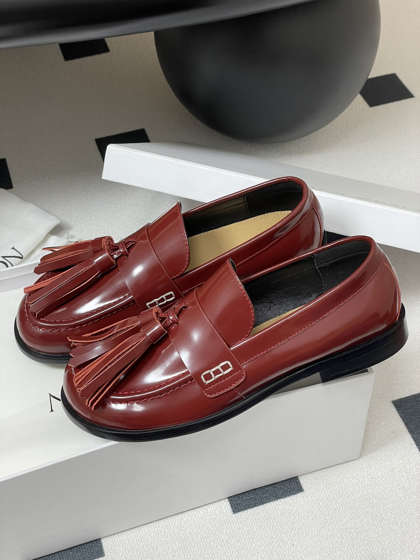 JW Anderson New Lantern Cage Shoes: Exaggerated, Fun, and Unique Design - 图片 4