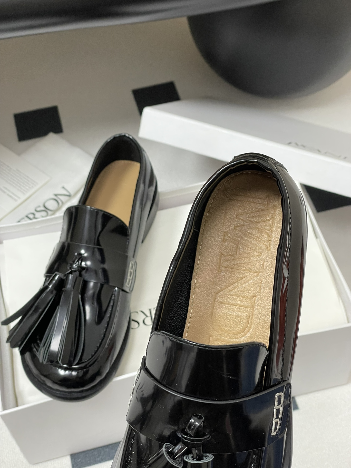JW Anderson Lantern Cage Shoes: Exaggerated Design with Sheepskin Interior - 图片 7