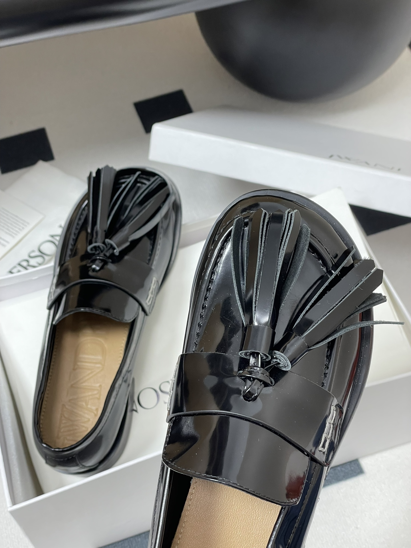 JW Anderson Lantern Cage Shoes: Exaggerated Design with Sheepskin Interior - 图片 9