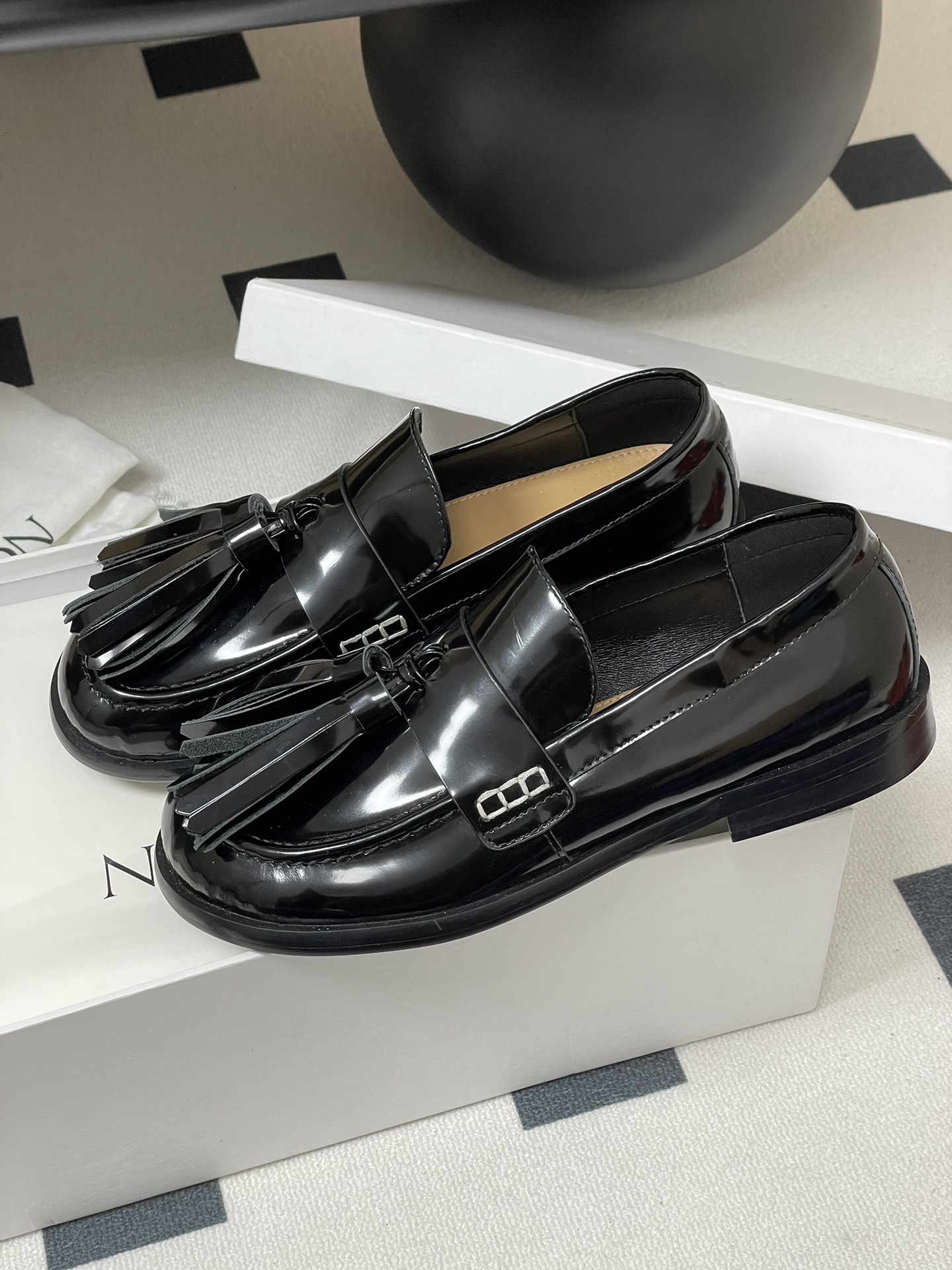 JW Anderson Lantern Cage Shoes: Exaggerated Design with Sheepskin Interior - 图片 4