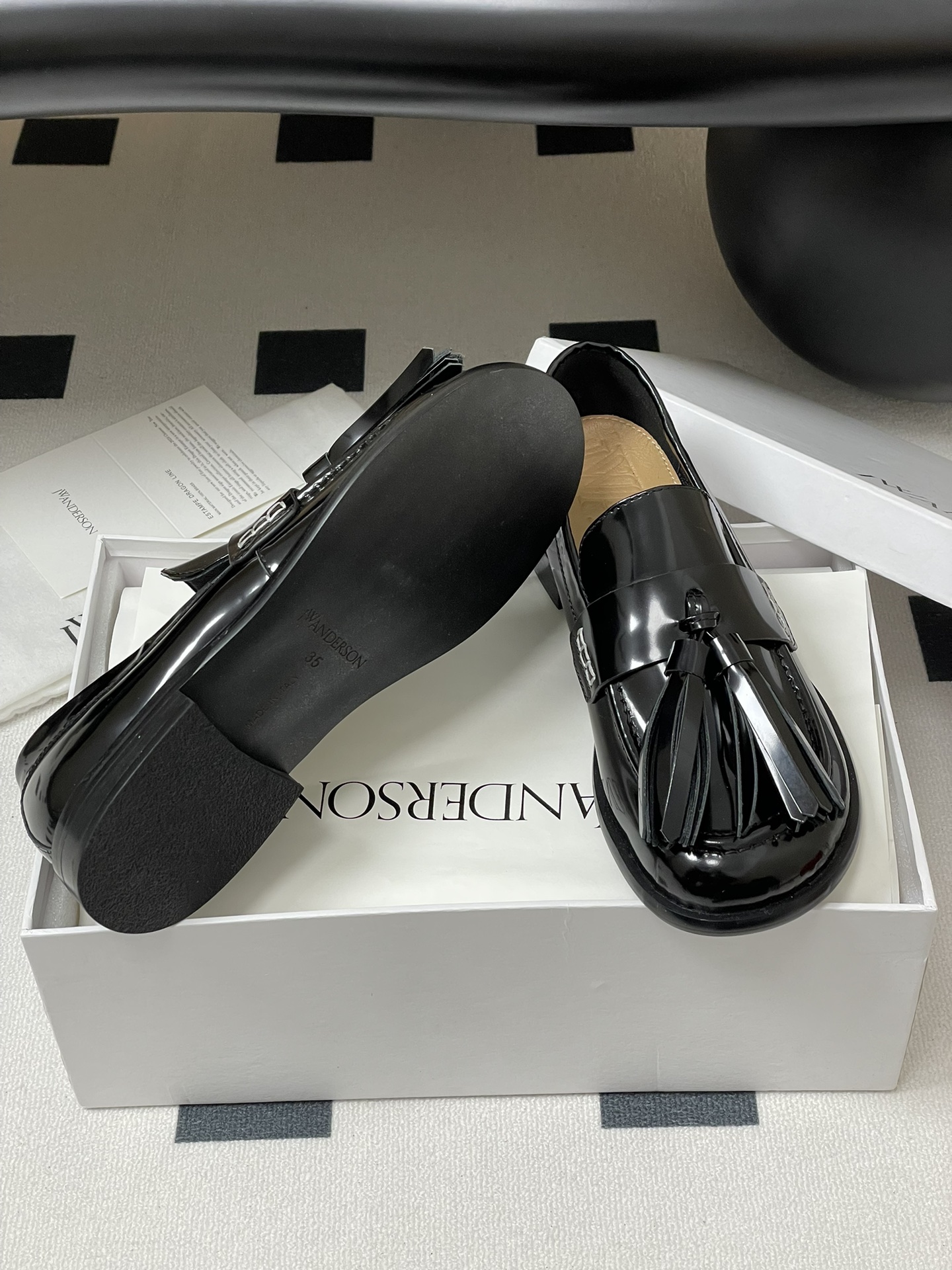JW Anderson Lantern Cage Shoes: Exaggerated Design with Sheepskin Interior - 图片 8