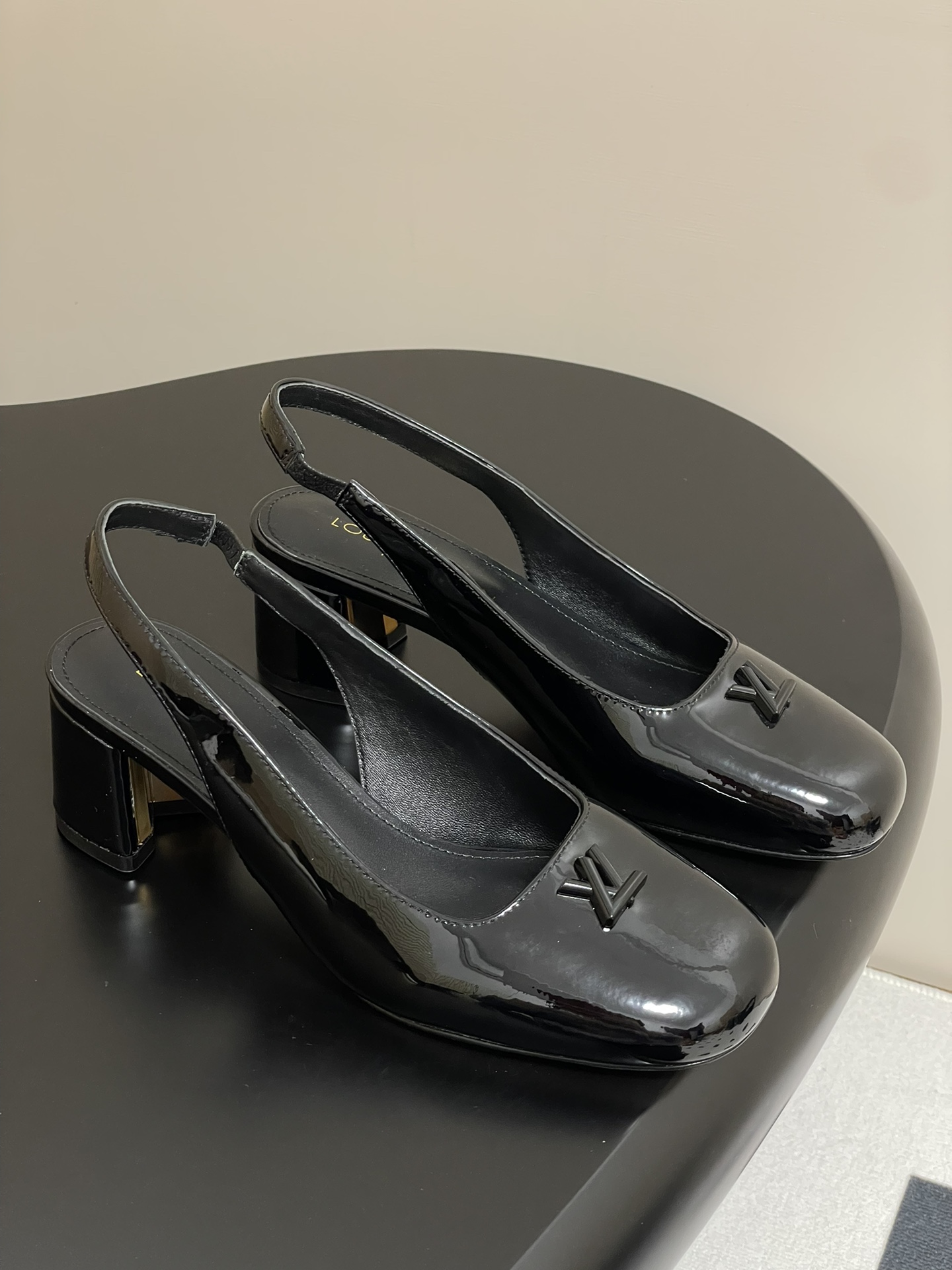 NO:255139,- 25ss early spring new Louis Vuitton LV Swing high heels are the hottest metal heels Mary Jane hollow thick heel sandals letter high heels single shoes. Use soft leather to create an easy-to-wear design, showing the elegant style with neat lines. The V-shaped hollow square heel and its luster inner lining establish recognition, and the toe LVTwist decoration is the finishing touch and details. The cute round toe shape is matched with the LV logo - exquisite and beautiful, the thick heel feels particularly comfortable to wear. Classic and versatile items!  Original open mold V-shaped metal heel!  Upper calfskin/cow patent leather inner foot pad sheepskin sole Italian A-grade leather outsole Heel height 5.5cm Size 35-39 (40.41 custom made without return), sandals Mary Jane, louis vuitton, louis vuitton, stuart weitzman, sandals, mary jane, high heels, cowhide, sheepskin, Leather soles19860909- 25ss早春新款Louis Vuitton LV Swing 高跟鞋最火最新金属跟玛丽珍后空粗跟凉鞋字母标高跟单鞋 选用柔软 皮革塑造易于穿脱的设计,以利落线条彰显典雅风范.V形镂空方跟及其莹泽内里树立辨识度,鞋头LVTwist装饰点睛考究细节 可爱的圆头造型搭配LV标志-精致又好看,粗跟脚感特别的好穿舒适.经典百搭单品！ 原版开模V型金属跟！ 鞋面小牛皮/牛漆皮 内里垫脚羊皮 鞋底意大利A级真皮大底 跟高5.5cm 码数35-39（40.41定做不退换）,凉鞋玛丽珍,louis vuitton,louis vuitton,stuart weitzman,sandals,mary jane,high heels,cowhide,sheepskin,Leather soles,Women's Shoes