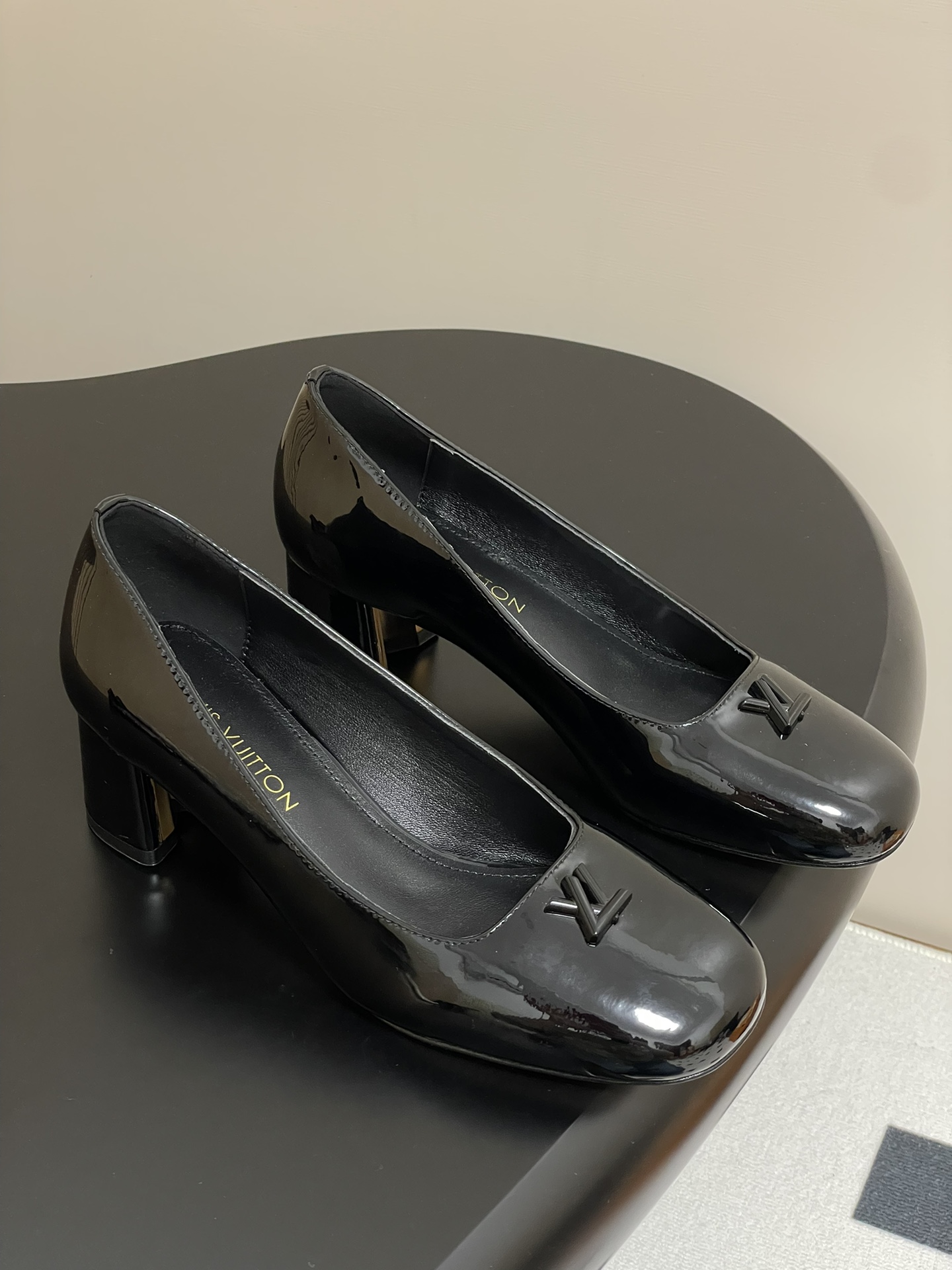 NO:255134,- 25ss early spring new Louis Vuitton LV Swing high heels are the hottest metal heels Mary Jane hollow thick heel sandals letter high heels single shoes. Use soft leather to create an easy-to-wear design, showing the elegant style with neat lines. The V-shaped hollow square heel and its luster inner lining establish recognition, and the toe LVTwist decoration is the finishing touch and details. The cute round toe shape is matched with the LV logo - exquisite and beautiful, the thick heel feels particularly comfortable to wear. Classic and versatile items!  Original open mold V-shaped metal heel!  Upper calfskin/cow patent leather inner foot pad sheepskin sole Italian A-grade leather outsole Heel height 5.5cm Size 35-39 (40.41 custom made without return), Mary Jane, louis vuitton, louis vuitton, stuart weitzman, sandals, mary jane, high heels, cowhide, sheepskin, Leather soles19860909- 25ss早春新款Louis Vuitton LV Swing 高跟鞋最火最新金属跟玛丽珍后空粗跟凉鞋字母标高跟单鞋 选用柔软 皮革塑造易于穿脱的设计,以利落线条彰显典雅风范.V形镂空方跟及其莹泽内里树立辨识度,鞋头LVTwist装饰点睛考究细节 可爱的圆头造型搭配LV标志-精致又好看,粗跟脚感特别的好穿舒适.经典百搭单品！ 原版开模V型金属跟！ 鞋面小牛皮/牛漆皮 内里垫脚羊皮 鞋底意大利A级真皮大底 跟高5.5cm 码数35-39（40.41定做不退换）,玛丽珍,louis vuitton,louis vuitton,stuart weitzman,sandals,mary jane,high heels,cowhide,sheepskin,Leather soles,Women's Shoes