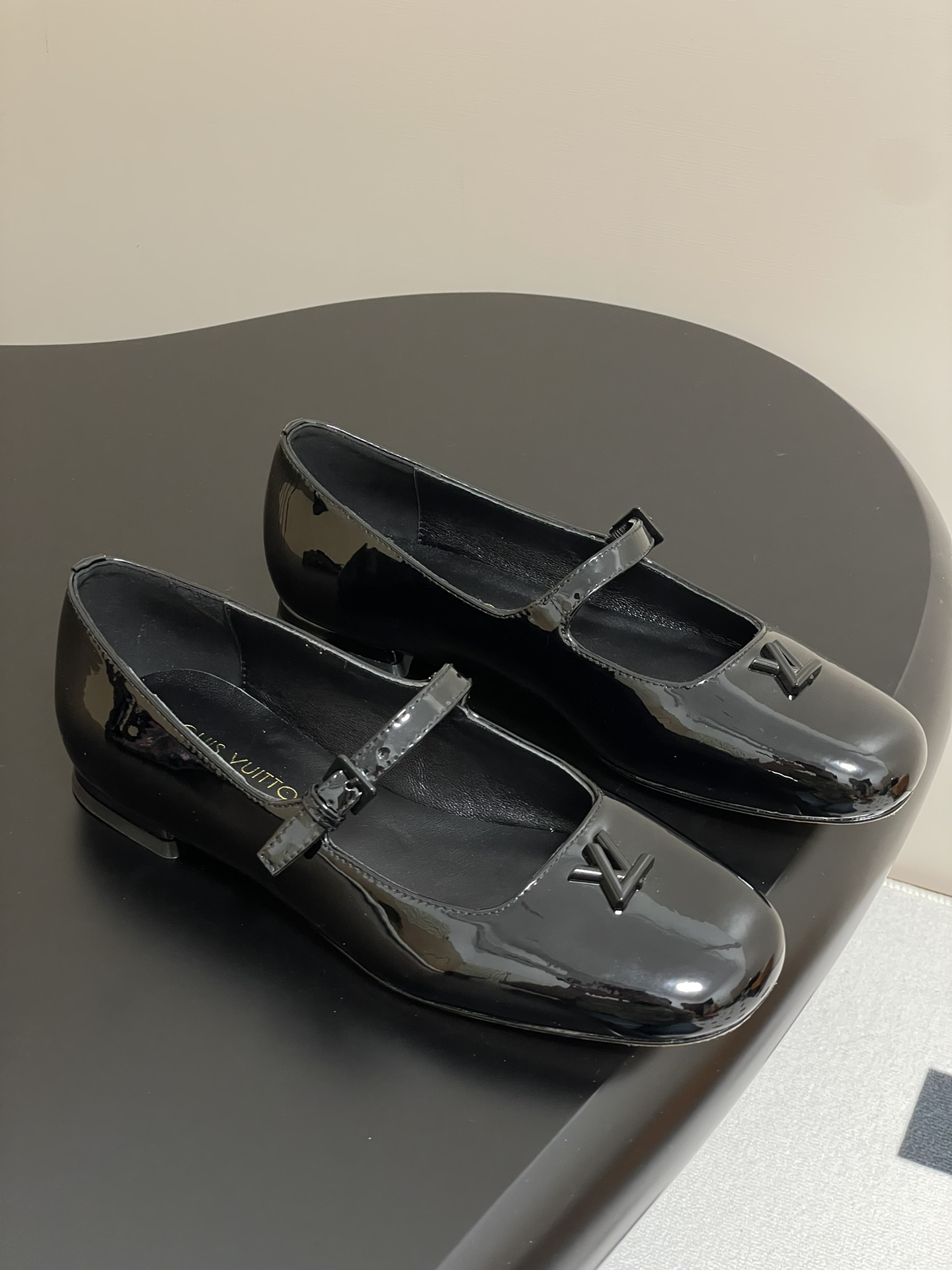 NO:255136,- 25ss early spring new Louis Vuitton LV Swing high heels are the hottest metal heels Mary Jane hollow thick heel sandals letter high heels single shoes. Use soft leather to create an easy-to-wear design, showing the elegant style with neat lines. The V-shaped hollow square heel and its luster inner lining establish recognition, and the toe LVTwist decoration is the finishing touch and details. The cute round toe shape is matched with the LV logo - exquisite and beautiful, the thick heel feels particularly comfortable to wear. Classic and versatile items!  Original open mold V-shaped metal heel!  Upper calfskin/cow patent leather inner foot pad sheepskin sole Italian A-grade leather outsole Heel high flat heel 1.5cm Size 35-39 (40.41 custom made without return), Mary Jane, louis vuitton, louis vuitton, stuart weitzman, sandals, mary jane, high heels, cowhide, sheepskin, Leather soles19860909- 25ss早春新款Louis Vuitton LV Swing 高跟鞋最火最新金属跟玛丽珍后空粗跟凉鞋字母标高跟单鞋 选用柔软 皮革塑造易于穿脱的设计,以利落线条彰显典雅风范.V形镂空方跟及其莹泽内里树立辨识度,鞋头LVTwist装饰点睛考究细节 可爱的圆头造型搭配LV标志-精致又好看,粗跟脚感特别的好穿舒适.经典百搭单品！ 原版开模V型金属跟！ 鞋面小牛皮/牛漆皮 内里垫脚羊皮 鞋底意大利A级真皮大底 跟高平跟1.5cm 码数35-39（40.41定做不退换）,玛丽珍,louis vuitton,louis vuitton,stuart weitzman,sandals,mary jane,high heels,cowhide,sheepskin,Leather soles,Women's Shoes