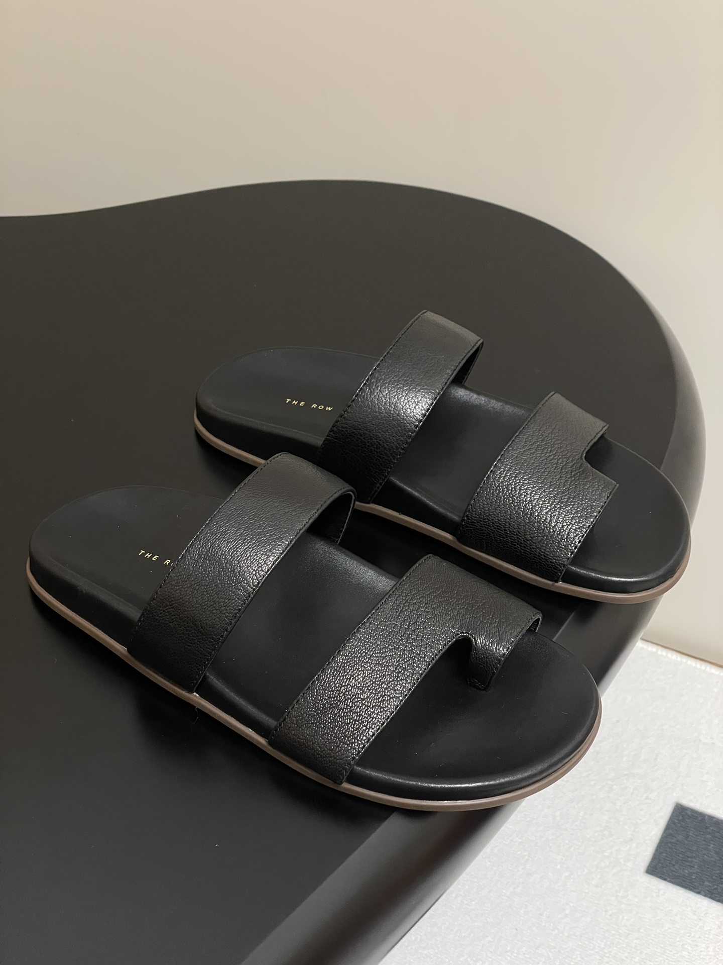 NO:406251,The Row 25ss Spring and summer new simple wrinkle face simple flat sole foot-clip slippers!  Therow's usual minimalist style, clean and neat layout design, no decoration, only the design is the highlight, highlighting temperament and personality!  The upper is made of imported soft cowhide, soft, comfortable and soft!  Original rubber outsole combination with high-end texture!  Cowhide upper, inner footbed sheepskin, size 35-40 (40 custom made without return or exchange), split-toe shoes, slippers, cowhide, sheepskin19860909The Row 25ss 春夏新款简易皱面简易平底 夹脚拖鞋！ Therow一贯的极简风格 干净利落的版面设计 没有任何装饰 仅以设计为亮点 凸显气质和彰显个性！ 鞋面采用进口绵软牛皮 柔软舒适柔软！原版橡胶大底组合 高档质感！ 鞋面牛皮 内里垫脚羊皮 码数35-40（40定做不退换）,分趾鞋,slippers,cowhide,sheepskin,Women's Shoes