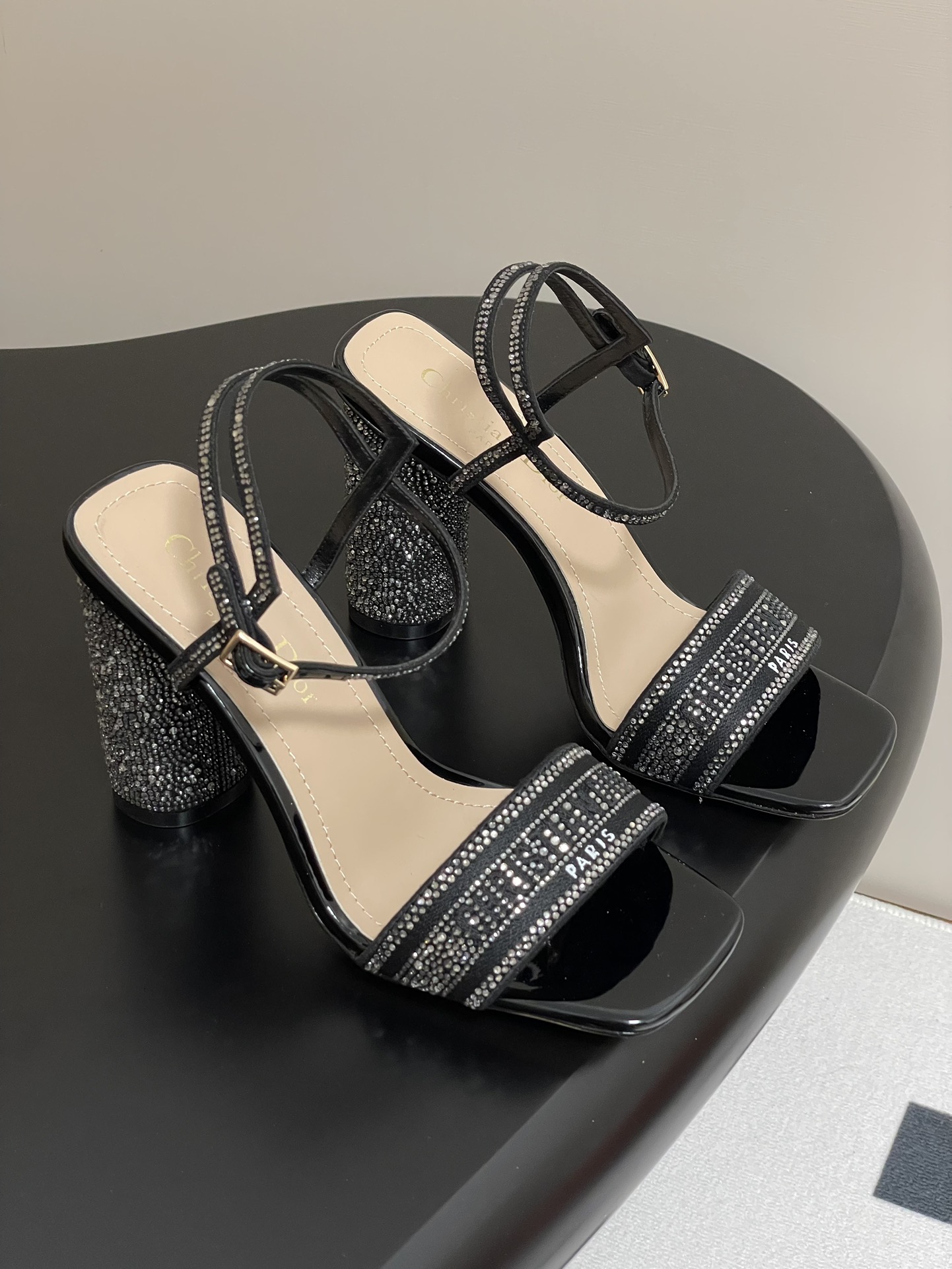 NO:442629,25p summer new Dior Dior diamond heel square toe high heel sandals with diamond-scalding thick heel sandals This Dway cotton strap sandals incorporates modern style to reinterpret classic items. It is carefully crafted with iron diamonds, embroidered with metallic gloss thread, and the upper is embroidered with Christian Dio* Paris logo embroidery, and the square toe is matched with square toe toe to highlight the fashionable style. The cylindrical heel design combines iron diamond design, making it more exquisite and fashionable. Upper embroidery iron diamond upper inner sheepskin inner foot pad heel height 10cm sole Italian genuine leather sole size 35-39 (34, 40, 41, 42, 43 custom-made non-return and exchange), high heels sandals, dior, dior, sandals, high heels, sheepskin1986090925p夏季新款Dior迪奥钻跟方头高跟凉鞋烫钻粗跟凉鞋 这款 Dway 棉质带跟凉拖融入现代风格重新诠释经典单品.采用烫钻精心制作,饰以金属光泽线刺绣,鞋面饰以 Christian Dio* Paris 标志刺绣,搭配方形鞋头彰显时髦风范.圆柱形鞋跟设计融合烫钻设计,更显精致时尚. 鞋面刺绣烫钻鞋面 内里羊皮内里垫脚 跟高10cm 鞋底意大利真皮鞋底 码数35-39（34,40,41,42,43定制不退换）,高跟鞋凉鞋,dior,dior,sandals,high heels,sheepskin,Women's Shoes