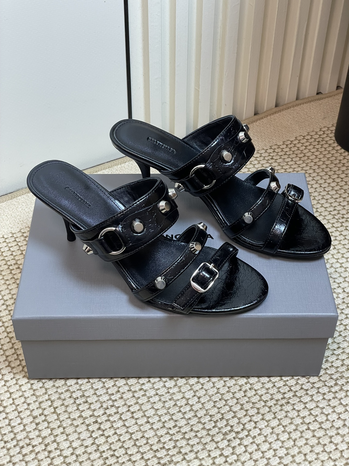 NO:255145,- 25Ss spring and summer new Balenciaga metal rivet motorcycle punk style high heel slippers must have hot girls. This pair of CAGOLE slippers is the rivets on the lady slippers and it is super punk on the street. It’s so unique. INS hot style. Sweet cool girl’s favorite. Customized upper imported beef wax leather inner lining sheepskin heel height 7cm sole genuine leather sole size 35-39 (40.41 custom made without return and exchange), high heels slippers, balenciaga, high heels, slippers, sheepskin19860909- 25Ss春夏新款Balenciaga金属铆钉机车朋克风高跟拖鞋 辣妹必备这双CAGOLE拖鞋鞋型是淑女拖鞋上面的铆钉又超级朋克街头简直太别致了 INS爆款 甜酷girl的最爱 鞋面定制进口牛蜡皮 内里羊皮内里 跟高7cm 鞋底真皮鞋底 码数35-39（40.41定制不退换）,高跟鞋拖鞋,balenciaga,high heels,slippers,sheepskin,Women's Shoes