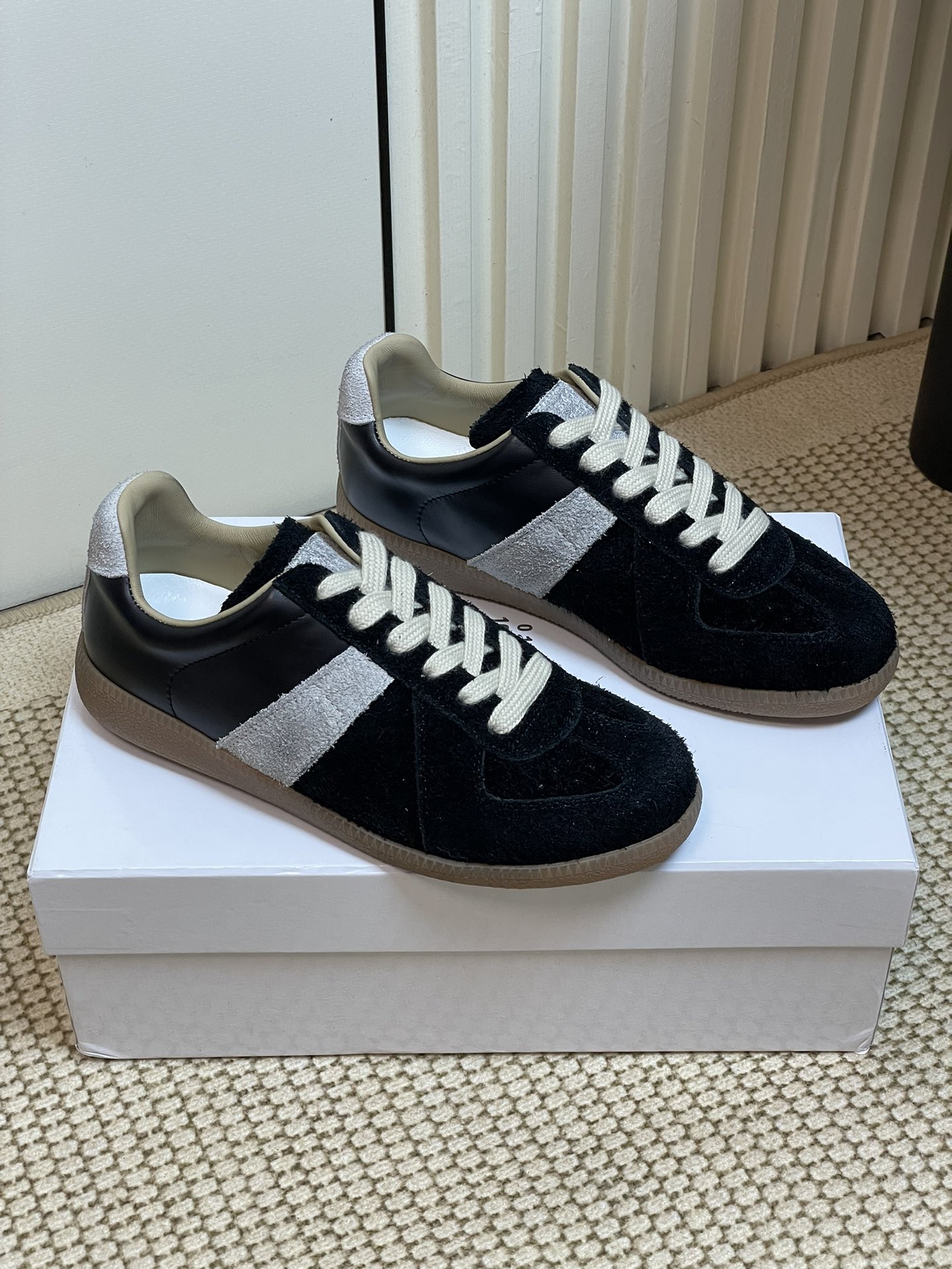 NO:255142,- Men's 10 Maison Margiela MM6 Majra classic training shoes 25ss latest publication dirty training shoes Majra's most comfortable training shoes!  Full of retro feel!  Just dress up for you very high-end!  The shoes are very light!  It's super comfortable and breathable to wear!  The most important thing is not to tired or grind your feet!  All seasons of the year!  Spring, summer, autumn and winter are suitable!  Never out of time, cowhide suede original canvas, inner foot pad imported lambskin, soft, sweat-absorbing and breathable, comfortable, original open molded rubber wear-resistant beef tendon sole size #women's model 35-40 #men's 39-46 (45.46 custom made without return), casual shoes/sports shoes,masion margiela,masion margiela,sneakers,cowhide,sheepskin,chamois leather19860909-男10 Maison Margiela MM6马吉拉经典德训鞋 25ss最新出版面脏脏德训鞋 马吉拉最最舒服的德训鞋子了！复古感满满！随便穿搭就可以很高级！ 鞋子很轻便！穿起来上脚超级舒服透气！最重要不累脚,不磨脚！一年四季！春夏秋冬皆适宜！永不过时 鞋面牛皮麂皮原版帆布 内里垫脚进口小羊皮、柔软吸汗透气舒适 鞋底原版开模橡胶耐磨牛筋底 码数#女款35-40 #男39-46（45.46定做不退换）,休闲鞋/运动鞋,masion margiela,masion margiela,sneakers,cowhide,sheepskin,chamois leather,Women's Shoes