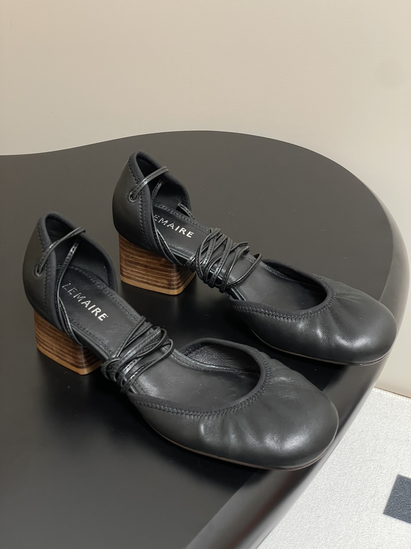 NO:250603,- Lemaire 2025ss early spring new strapped ballet shoes super soft and comfortable grandma shoes flat, hollow thick heeled single shoes, really comfortable to wear, low-key, simple and high-end, casual and lazy, chicken yellow is also good-looking, flat, lambskin, Mary Jane super comfortable Lemaire from Paris, France Designer brand Women's shoes Black lambskin, genuine leather bag heel, full of grades This one has a somewhat minimalist style!  It is more in line with daily life, with round and full toes and delicate shoe shapes with simple lines, and the overall feeling is very tender!  There is also a trace of ballet metaphor inside!  There are two heights to choose from~ Upper lambskin, inner foot pad sheepskin, sole Italian leather outsole, heel high flat heel 1cm/thick heel 5cm, size 35-39 (40 custom made without return), ballet shoes, mary jane, sheepskin, Leather soles19860909- Lemaire 2025ss早春新款绑带芭蕾舞鞋超软超舒适奶奶鞋平底 中空粗跟单鞋 上脚真的超级舒适 低调简约又不失高级 随意慵懒 小鸡黄色也好看 平底 小羊皮 玛丽珍 超舒服 Lemaire 来自法国巴黎 设计师品牌 女鞋 黑色 小羊皮 真皮包跟 档次满满 这款走的有一些的极简主义风格！更贴合日常生活,圆又饱满的鞋头,搭配线条简单的秀气鞋型,整体就有了一种很奶很温柔的感觉！还有一丝芭蕾风的隐喻在里面！还有两种高度可选择哦～ 鞋面小羊皮 内里垫脚羊皮 鞋底意大利真皮大底 跟高平跟1cm/粗跟5cm 码数35-39（40定做不退换）,芭蕾舞鞋,mary jane,sheepskin,Leather soles,Women's Shoes