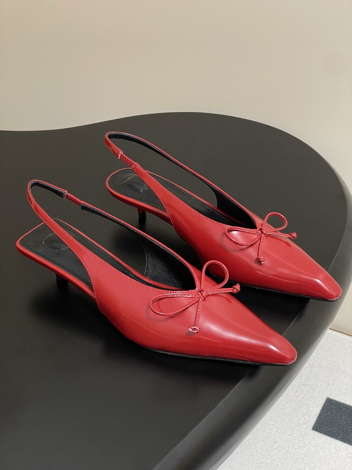 NO:250622,- Niche trendy brand Jacquemus 25s spring and summer new style, simple bow pointed kitten heel empty sandals, small square toe paired with bow design, novel and fashionable, sexy and elegant, showing the lines of the feet, with a skinny and beautiful visual effect, a very versatile fashion item!  Minimalist and elegant, super good-looking, just right square head, small square heel, and easy to walk!  It can attack and defend, and it can be both fashionable and comfortable, which is perfect!  !  The upper is made of imported open-edged calfskin, inner foot padded sheepskin, sole imported from Italy, original leather, large sole, molded injection molded toe, heel height 3.5cm, size 35-39 (40.41 custom made without return) with original packaging, sandals, sandals, cowhide, sheepskin, Leather soles19860909- 小众潮牌 Jacquemus 25s春夏新款 简易蝴蝶结尖头小猫跟后空凉鞋 小方头搭配蝴蝶结设计 新颖时尚大方,性感不失优雅,很显脚部线条,附有骨感美的视觉效果,非常百搭的时尚单品！ 极简优雅·超级好看,恰到好处的方头,小方跟,又稳好走！可攻可守·时髦舒适皆能兼得,实属完美！！ 鞋面采用进口开边珠小牛皮 内里垫脚羊皮 鞋底意大利进口真皮大底开模注塑鞋头 跟高3.5cm 码数35-39（40.41定做不退换） 配原版包装,凉鞋,sandals,cowhide,sheepskin,Leather soles,Women's Shoes