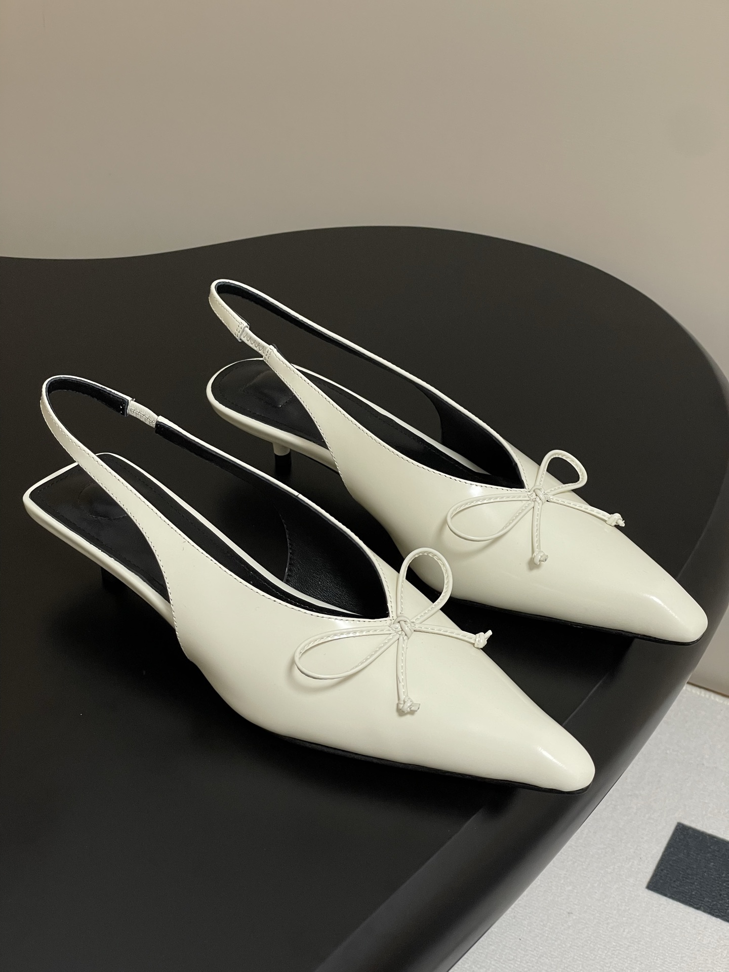 NO:250628,- Niche trendy brand Jacquemus 25s spring and summer new style, simple bow pointed kitten heel empty sandals, small square toe paired with bow design, novel and fashionable, sexy and elegant, showing the lines of the feet, with a skinny and beautiful visual effect, a very versatile fashion item!  Minimalist and elegant, super good-looking, just right square head, small square heel, and easy to walk!  It can attack and defend, and it can be both fashionable and comfortable, which is perfect!  !  The upper is made of imported open-edge beaded calf leather, inner foot pad sheepskin, sole imported from Italy, genuine leather, large sole, molded injection molded toe, heel height 3.5cm, size 35-39 (40.41 custom made without return), sandals, sandals, cowhide, sheepskin, Leather soles19860909- 小众潮牌 Jacquemus 25s春夏新款 简易蝴蝶结尖头小猫跟后空凉鞋 小方头搭配蝴蝶结设计 新颖时尚大方,性感不失优雅,很显脚部线条,附有骨感美的视觉效果,非常百搭的时尚单品！ 极简优雅·超级好看,恰到好处的方头,小方跟,又稳好走！可攻可守·时髦舒适皆能兼得,实属完美！！ 鞋面采用进口开边珠小牛皮 内里垫脚羊皮 鞋底意大利进口真皮大底开模注塑鞋头 跟高3.5cm 码数35-39（40.41定做不退换）,凉鞋,sandals,cowhide,sheepskin,Leather soles,Women's Shoes