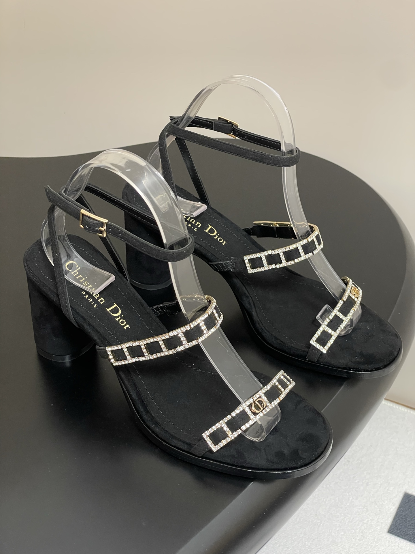 NO:266053,- 25ss Spring and Summer New Dior D-lssime Heeled Sandals Crystal Diamond High Heeled Sandals Thick Heeled Crossed Open-toed Shoes This Diorissime Heeled Sandals is a new product in the 2025 Spring and Summer Ready-toe Series, exquisite and fashionable. The slender black suede sheepskin lace-up is a gold-decorated metal chain link with a silver-tone imitation crystal, highlighting the charm of high-order orders. The first lace-up is decorated with a gold-decorated metal CD logo. The style is exquisite, and the buckle adjustable lace-up embellishes the ankle, which complements the 8 cm cylindrical heel, which can add elegant temperament to all styles. Upper cowhide/sheel   Czech rhinestones inner footbed sheepskin double-layer Italian leather outsole heel height 8cm  Number of codes 35-39 (34.40.41.42.43 Custom made without return or exchange), sandals, dior, dior, sandals, cowhide, sheepskin, sheep, Leather soles19860909- 25ss春夏新款Dior 迪奥 D-lssime带跟凉鞋 水晶钻带高跟凉鞋粗跟交叉带露趾鞋 这款Diorissime 带跟凉鞋是二零二五春夏成衣系列新品,精美时尚.纤细的黑色绒面羊皮革系带,与饰以密镶银色调仿水晶的金色饰面金属链节交相辉映,彰显高订魅力.第一条系带饰以金色饰面金属CD标志.款式精美,搭配搭扣的可调节系带点缀脚踝,与8厘米圆柱形鞋跟相得益彰,可为各式造型增添高雅气质. 鞋面牛皮/羊猄 捷克水钻 内里垫脚羊皮 鞋底双层意大利真皮大底 跟高8cm 码数35-39（34.40.41.42.43定做不退换）,凉鞋,dior,dior,sandals,cowhide,sheepskin,sheep,Leather soles,Women's Shoes