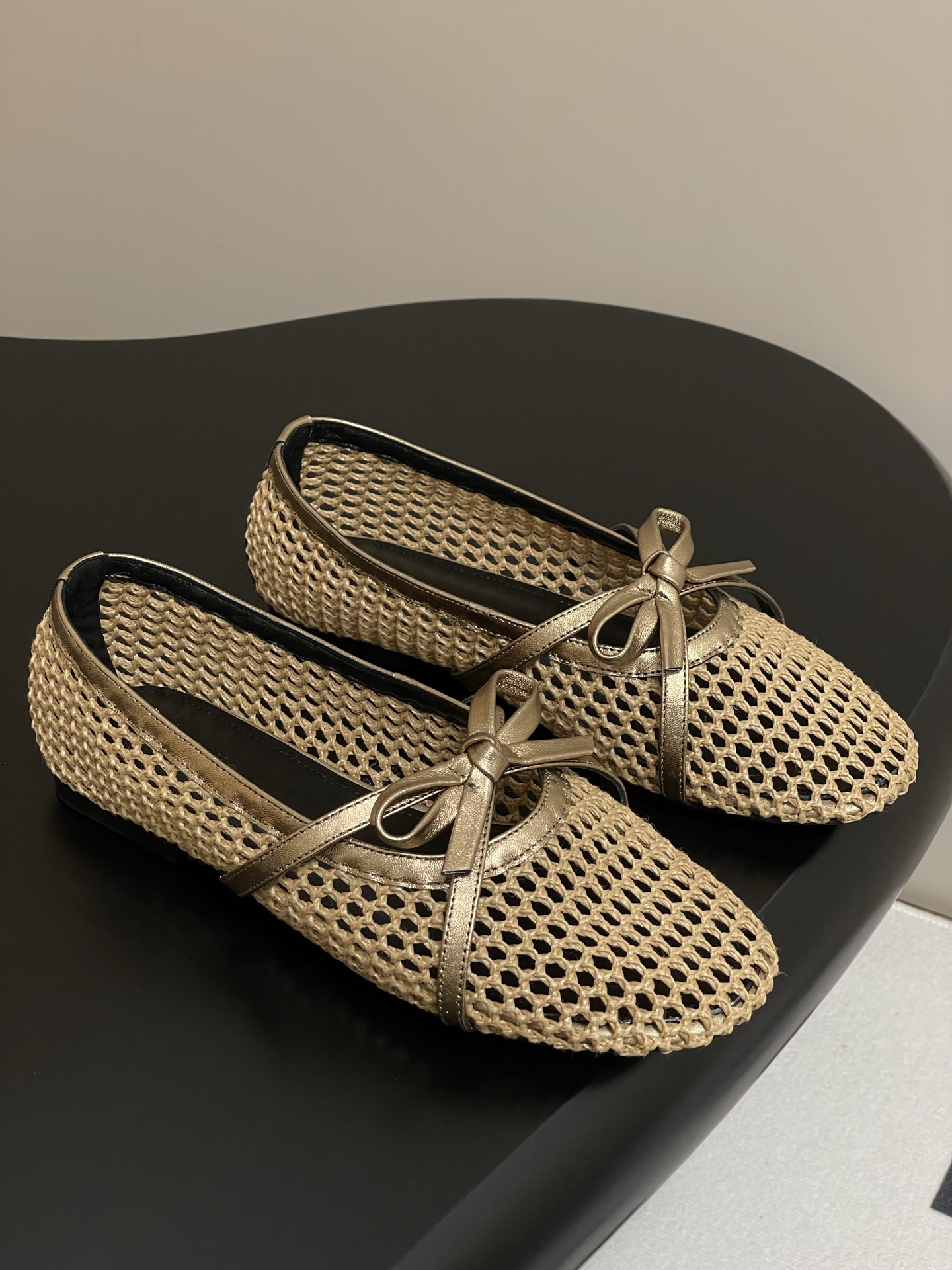 NO:250592,- Untitlab 25s spring and summer new beautiful woven ballet shoes hottest fish mesh shoes bow Mary Zhen single shoes flat slippers Meshy series knitted bow ballet shoes and slippers Knitted mesh shoes light and carry the wind, and say goodbye to the stuffy and sticky feet, metal wire embellishes it, like the rippling waves of sunshine on the sea. The shoe shape is elegant and lively. Whether you walk on the beach full of afterglow or shuttle through the streets and alleys with blooming flowers, you will have a perfect fit. Custom knitted mesh on the upper, inner foot pad sheepskin, original molded rubber sole, size 35-40 (40 custom made without return), semi-sheepskin, mary jane, slippers, sheepskin19860909- Untitlab 25s春夏新款绝美编织芭蕾鞋最火鱼网鞋蝴蝶结玛丽珍单鞋平底拖鞋 Meshy系列针织蝴蝶结芭蕾鞋、拖鞋 针织网面鞋身轻盈携风,双脚告别闷热黏腻,金属丝点缀其上,似阳光洒在海面的粼粼波光 鞋型优雅灵动,无论漫步在洒满余晖的沙滩,还是穿梭在繁花盛开的街巷,都适配度满分. 鞋面定制针织网面 内里垫脚羊皮 鞋底原版开模橡胶大底 码数35-40(40定做不退换),半拖单鞋,mary jane,slippers,sheepskin,Women's Shoes