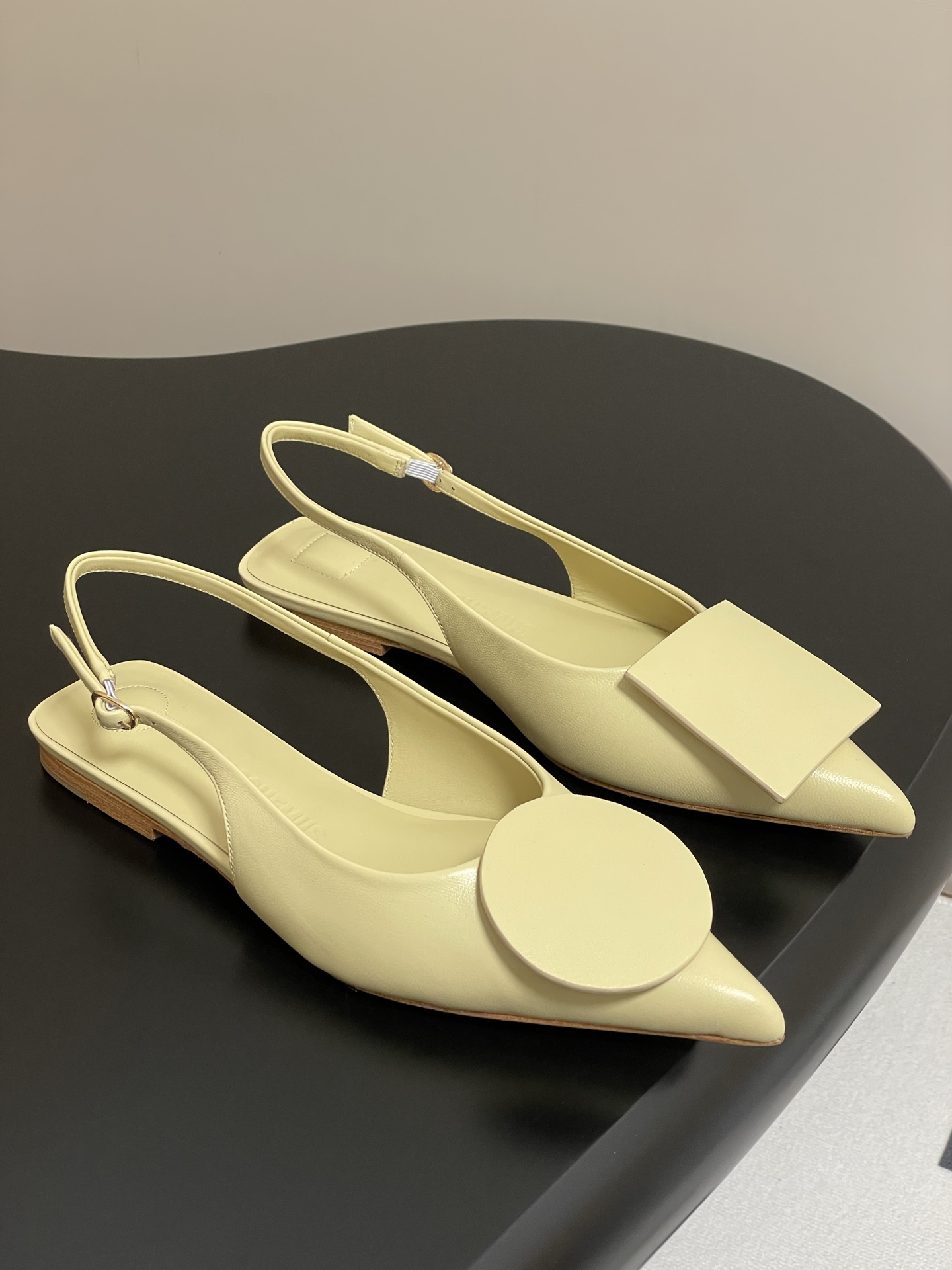 NO:250588,- Niche trendy brand Jacquemus 25ss Spring and summer new pointed mandarin duck buckle flat-soled rear empty sandals Geometric graphic design Round buckle Square buckle New and fashionable, sexy and elegant, showing the lines of the feet, with a skinny and beautiful visual effect, a very versatile fashion item!  It is minimalist and elegant, super beautiful, can attack and defend, and can be both fashionable and comfortable, which is perfect!  !  The effect of the foot is invincible and beautiful, with a very texture and temperament. Just be brainless!  Upper lambskin/horse hair/denim inner foot pad sheepskin sole Italian leather outsole size 35-39 (40 custom made without return), sandals, sandals, sheepskin, Leather soles19860909- 小众潮牌 Jacquemus 25ss春夏新款尖头鸳鸯扣平底后空凉鞋 几何图形设计 圆扣 方扣 新颖时尚大方,性感不失优雅,很显脚部线条,附有骨感美的视觉效果,非常百搭的时尚单品！ 极简优雅·超级好看,可攻可守·时髦舒适皆能兼得,实属完美！！ 上脚效果无敌好看,很有质感也显气质.无脑冲就对了！ 鞋面小羊皮/马毛/牛仔布 内里垫脚羊皮 鞋底意大利真皮大底 码数35-39（40定做不退换）,凉鞋,sandals,sheepskin,Leather soles,Women's Shoes