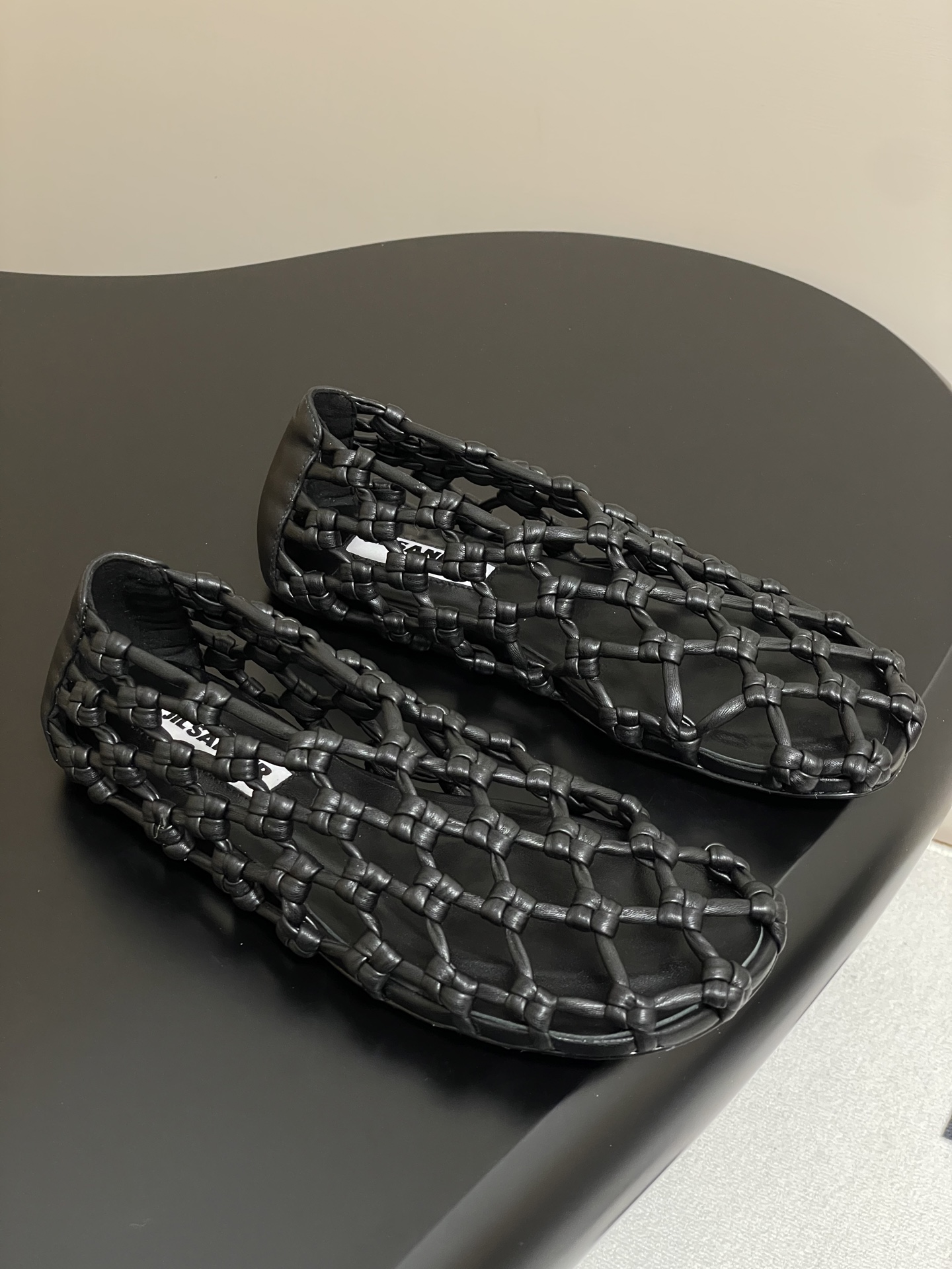 NO:250583,JILSANDER 25s spring and summer new style fishnet braided rope knot hollow single shoes. The very novel design makes people shine!  The summer atmosphere is full of rendering!  The upper is woven from super soft and tough cowhide, and uses the technique of hollowed-in net and fish net, which feels very suitable for traveling by the beach!  Simple and fashionable style combinations are excellent!  !  Upper cowhide, inner foot pad sheepskin, sole paired genuine leather injection molded sole (not ordinary printed sole) Size 35-39 (40.41 custom made without return or exchange), single shoes, jil sander, jil sander, cowhide, sheepskin19860909JILSANDER 吉尔桑达 25s春夏新款 渔网编织绳结镂空单鞋 非常新颖的设计,让人眼前一亮！夏日氛围感渲染十足！鞋面采用超级软且坚韧的牛皮编织而成,采用镂空织网鱼网的技法,感觉非常适合去海边游玩穿！简约时髦风格搭配都是绝佳！！ 鞋面牛皮编织 内里垫脚羊皮 鞋底对版真皮注塑鞋底(非普通印刷底) 码数35-39（40.41定制不退换）,单鞋,jil sander,jil sander,cowhide,sheepskin,Women's Shoes