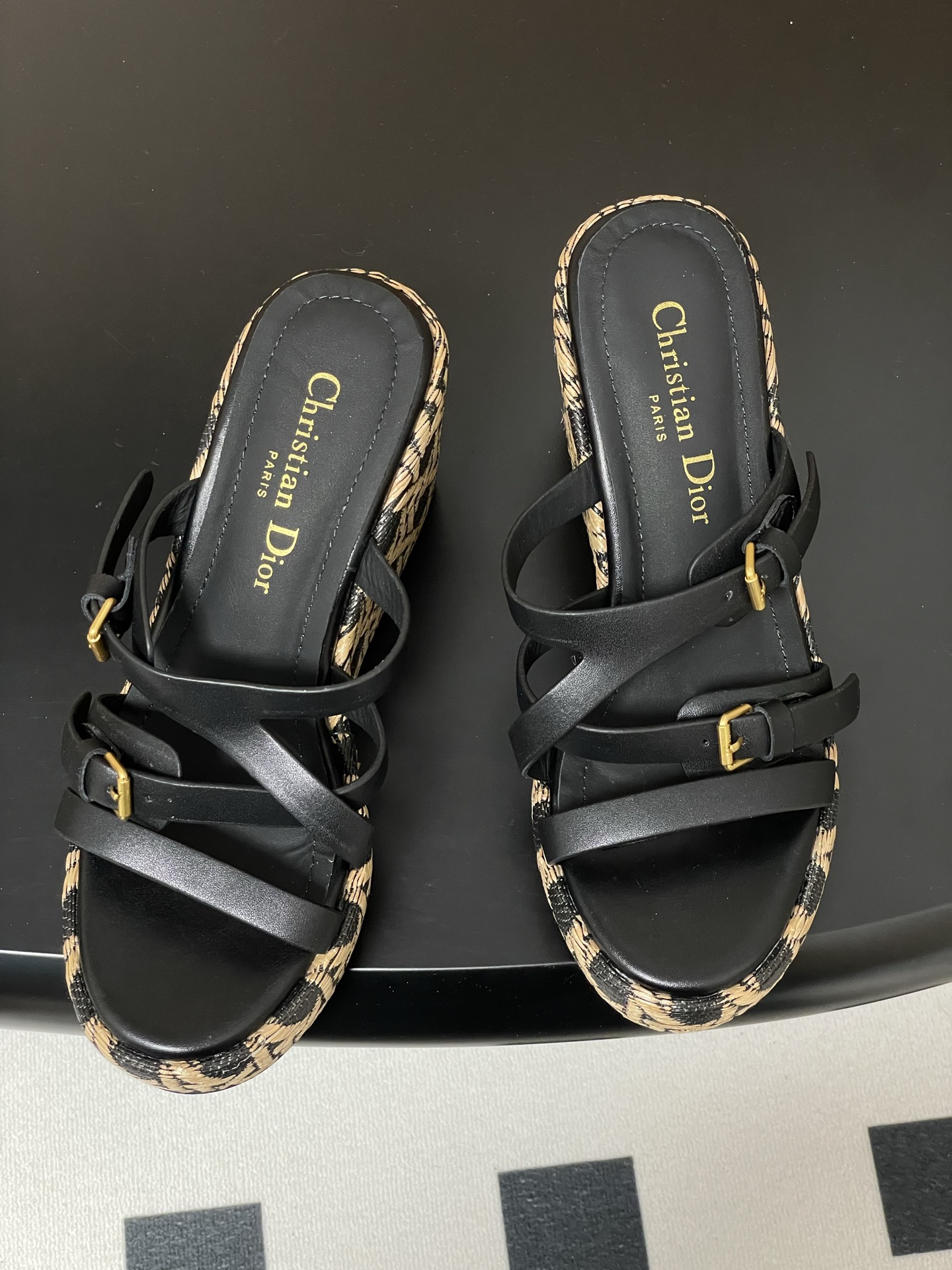 NO:246234,New spring and summer D-Attitude wedge sandals cross-buckle waterproof platform slippers. Imported cowhide upper [Dior letter hardware buckle open mold] inner foot pad is cowhide original open mold electric embroidered wedge rubber sole heel height 9cm/waterproof platform 3cm Size 35-41 [40.41 custom made], slippers, dior, slippers, cowhide19860909春夏新款D-Attitude 坡跟凉拖鞋交叉扣带防水台拖鞋. 鞋面进口牛皮 [开模Dior字母五金扣] 内里垫脚为牛皮 原版开模电绣坡跟橡胶底 跟高9cm/防水台3cm 尺码35-41 [40.41定做],拖鞋,dior,slippers,cowhide,Women's Shoes