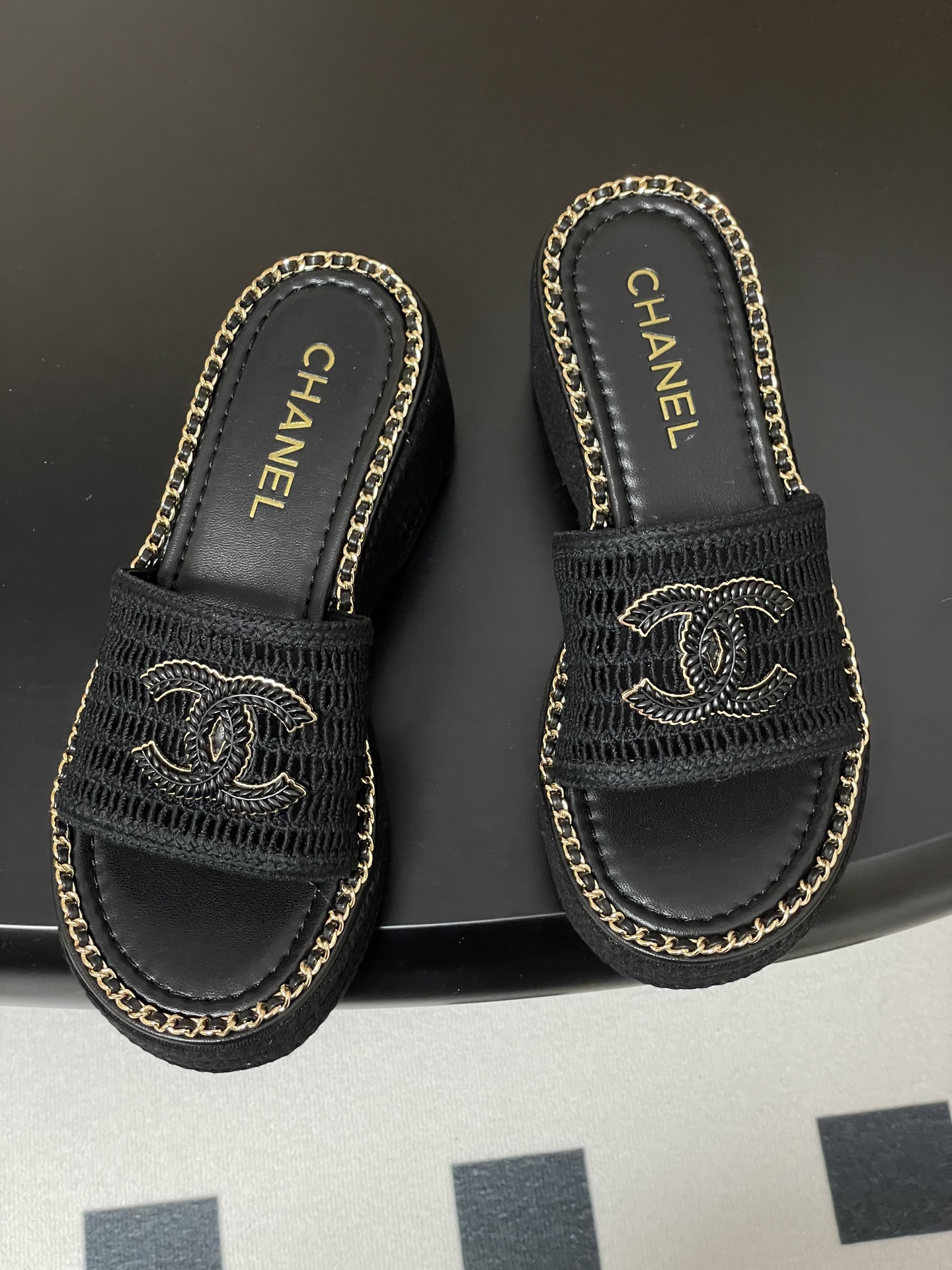 Chanel 25Fw春夏新款Chanel小香链条圈边双C扣凉拖鞋草编坡跟拖鞋编织镂空厚底拖鞋