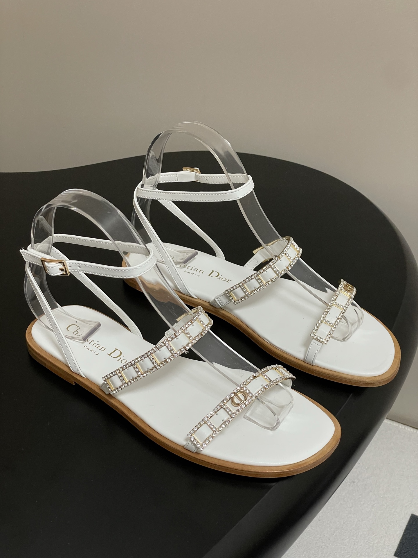NO:266051,- 25ss Spring and Summer New Dior D-lssime Flat Sandals Crystal Diamond Strap Sandals Cross-band Open-toed Shoes This Diorissime Heeled Sandals is a new product in the 2025 Spring and Summer Ready-toe Series, exquisite and fashionable. The slender black suede sheepskin lace-up is a gold-colored metal chain link with a silver-tone imitation crystal, showing the charm of high-order ordering. The first lace-up is decorated with a gold-colored metal CD logo. The style is exquisite, and the buckle adjustable lace-up embellishes the ankles, which can add elegant temperament to all styles. Upper cowhide   Czech rhinestones inner footbed sheepskin double-layer Italian leather sole  Size 35-39 (34.40.41.42.43 Custom made without return or exchange), sandals, dior, dior, sandals, cowhide, sheepskin, Leather soles19860909- 25ss春夏新款Dior 迪奥 D-lssime平底凉鞋 水晶钻带凉鞋交叉带露趾鞋 这款Diorissime 带跟凉鞋是二零二五春夏成衣系列新品,精美时尚.纤细的黑色绒面羊皮革系带,与饰以密镶银色调仿水晶的金色饰面金属链节交相辉映,彰显高订魅力.第一条系带饰以金色饰面金属CD标志.款式精美,搭配搭扣的可调节系带点缀脚踝,可为各式造型增添高雅气质. 鞋面牛皮 捷克水钻 内里垫脚羊皮 鞋底双层意大利真皮大底 码数35-39（34.40.41.42.43定做不退换）,凉鞋,dior,dior,sandals,cowhide,sheepskin,Leather soles,Women's Shoes