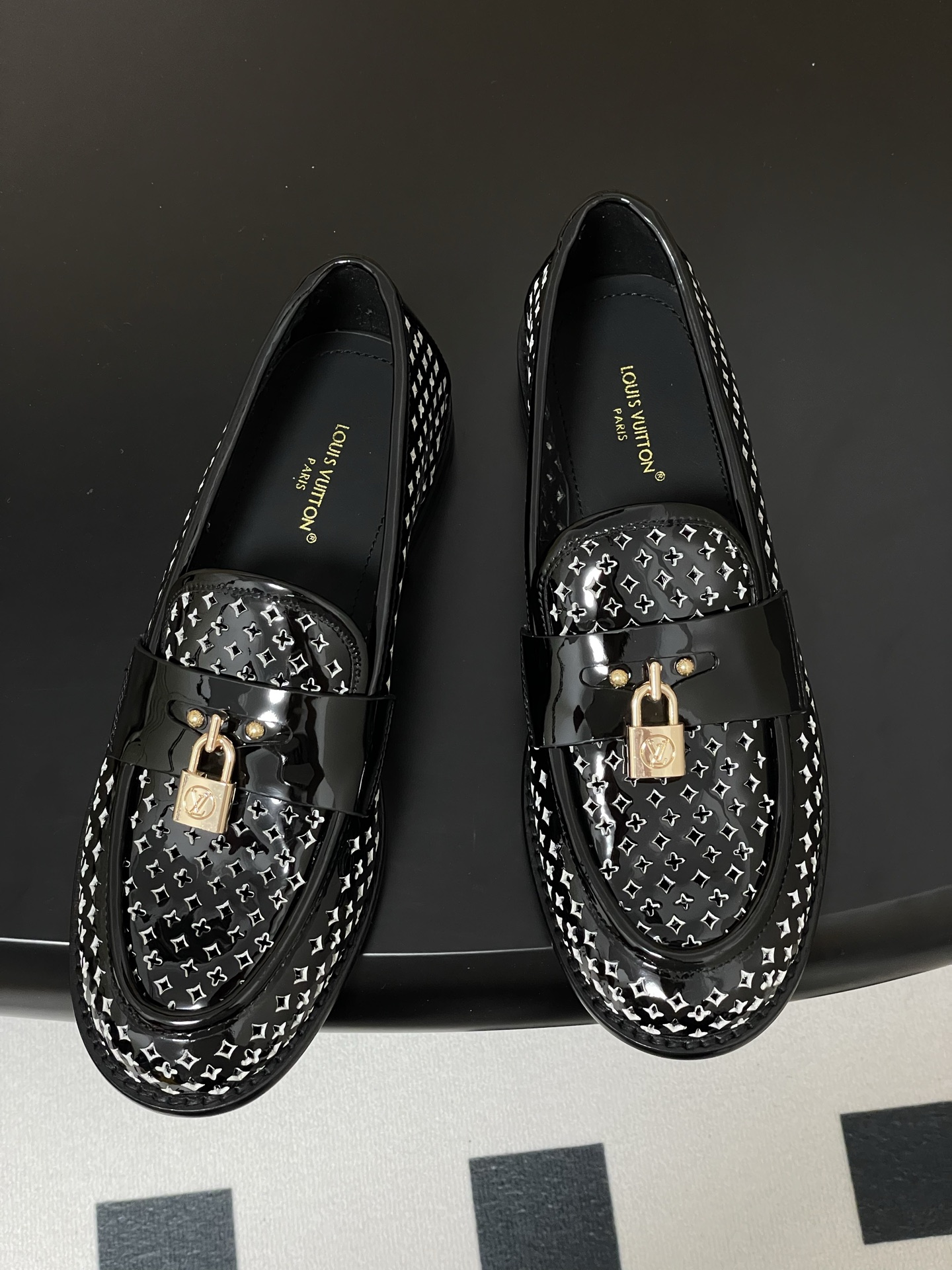 NO:246238,The new lock ballet shoes hollowed-punched loafers Monogram floral perforated, and the upper and slender shoelaces are decorated with cow patent leather trim and LV letter lock buckles, making the classic round toe design reveal new ideas, and the delicate leather outsole perfect the overall!  Imported cowhide material of upper, inner foot pad is sheepskin Italian double-layer leather outsole Size 35-41 [40.41 Custom made], loafers, louis vuitton,loafers,cowhide,sheepskin,Leather soles19860909新款锁扣芭蕾鞋镂空冲孔乐福鞋 Monogram 花卉穿孔,再以牛漆皮饰边和LV字母锁扣装饰分别点缀鞋面和纤细鞋带,令经典圆头设计流露新意,细腻皮革外底完善整体！ 鞋面进口牛皮材料 内里垫脚为羊皮 意大利双层真皮大底 尺码35-41 [40.41定做],乐福鞋,louis vuitton,loafers,cowhide,sheepskin,Leather soles,Women's Shoes