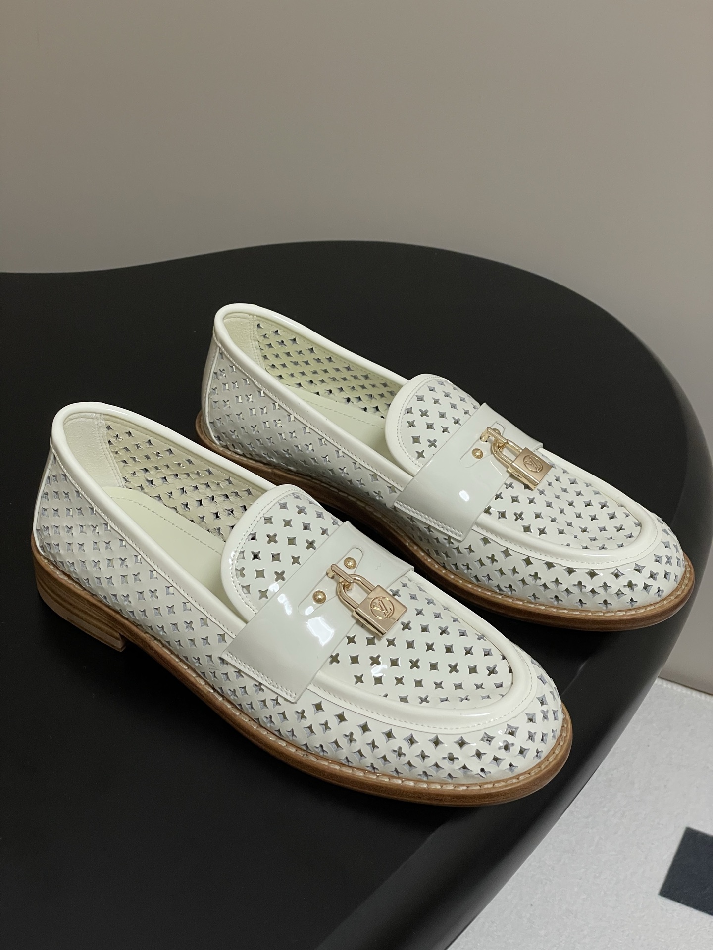 NO:255128,- 25Ss Spring New Louis Vuitton LV Lock Ballet Shoes Hollow Punch Loafers Monogram Floral perforated, and then decorated with cow patent leather trim and LV letter lock buckles to embellish the upper and slender shoelaces, making the classic round toe design reveal new ideas. The delicate leather outsole perfect the overall. Upper cowhide, inner footbed sheepskin sole Italian double-layer genuine leather outsole size 35-39 (40.41 custom made without return or exchange), loafers, louis vuitton, louis vuitton, loafers, cowhide, sheepskin, Leather soles19860909- 25Ss春季新款Louis Vuitton LV 锁扣芭蕾鞋镂空冲孔乐福鞋 Monogram 花卉穿孔,再以牛漆皮饰边和LV字母锁扣装饰分别点缀鞋面和纤细鞋带,令经典圆头设计流露新意.细腻皮革外底完善整体. 鞋面牛皮 内里垫脚羊皮 鞋底意大利双层真皮大底 码数35-39（40.41定做不退换）,乐福鞋,louis vuitton,louis vuitton,loafers,cowhide,sheepskin,Leather soles,Women's Shoes