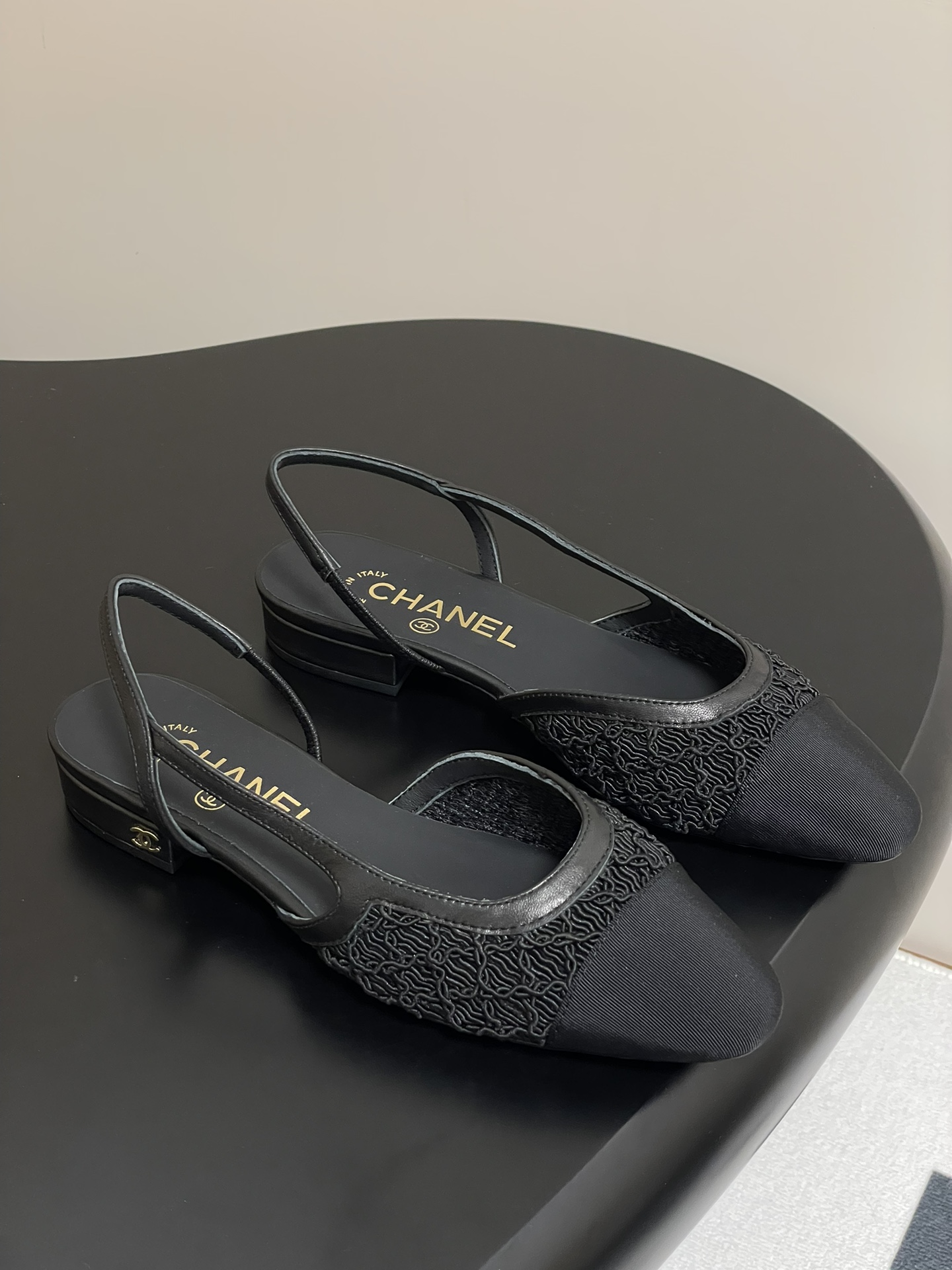 NO:264571,- Top quality 2025 early spring latest color matching is super popular Chanel Xiaoxiang classic rear hollow sandals flat/high heel Sling-back was released in 1957, and then two-tone design has become the classic work of Chane! The two-color design is simple and exquisite, the square toe is generous and elegant, the toe is visually elongated, the toe color creates a color difference, the rear lace-up design is simple and elegant, a pair of classic styles that can be worn for a hundred years, worth entering!! Original custom fabric of upper, imported sheepskin with inner foot pads, heel height 2cm/6.5cm/9cm sole Italian A-grade leather outsole, size 35-39 (34.40.41.42 custom made, no return or exchange), sandals, chanel, sandals, sheepskin, Leather soles19860909-顶级品质 2025早春最新配色超火的蕾丝网纱面Chanel小香经典后空凉鞋平底/高跟 Sling-back于1957年问世,之后two-tone设计成为chane*经典之作! 双色设计简约精美,方头大方气质,从视觉上拉长腿部线条,鞋头颜色产生了色差感,后系带设计简洁优雅,一双能穿百年的经典款,值得一入!! 鞋面原版定制面料 内里垫脚进口羊皮 跟高2cm/6.5cm/9cm 鞋底意大利A级真皮大底 码数35-39（34.40.41.42定做不退换）,凉鞋,chanel,sandals,sheepskin,Leather soles,Women's Shoes