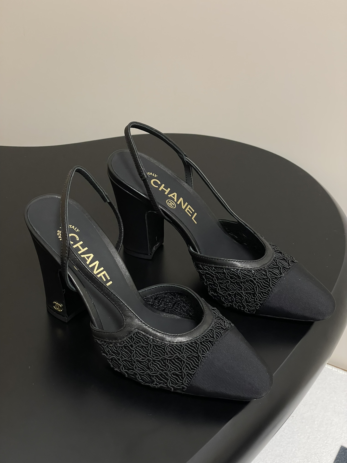 NO:384881,- Top quality 2025's latest color matching of lace mesh Chanel Xiaoxiang classic back empty sandals flat/high heel Sling-back was released in 1957, and then two-tone design became the classic work of Chane! The two-color design is simple and exquisite, the square toe is generous and elegant, the toe is visually elongated, the toe color creates a color difference, the rear lace-up design is simple and elegant, a pair of classic styles that can be worn for a hundred years, worth entering!! Original custom fabric of upper, imported sheepskin with inner foot pads, heel height 2cm/6.5cm/9cm sole Italian A-grade leather outsole, size 35-39 (34.40.41.42 custom made without return), single shoe sandals, chanel, sandals, sheepskin, Leather soles19860909-顶级品质 2025早春最新配色超火的蕾丝网纱面Chanel小香经典后空凉鞋平底/高跟 Sling-back于1957年问世,之后two-tone设计成为chane*经典之作! 双色设计简约精美,方头大方气质,从视觉上拉长腿部线条,鞋头颜色产生了色差感,后系带设计简洁优雅,一双能穿百年的经典款,值得一入!! 鞋面原版定制面料 内里垫脚进口羊皮 跟高2cm/6.5cm/9cm 鞋底意大利A级真皮大底 码数35-39（34.40.41.42定做不退换）,单鞋凉鞋,chanel,sandals,sheepskin,Leather soles,Women's Shoes