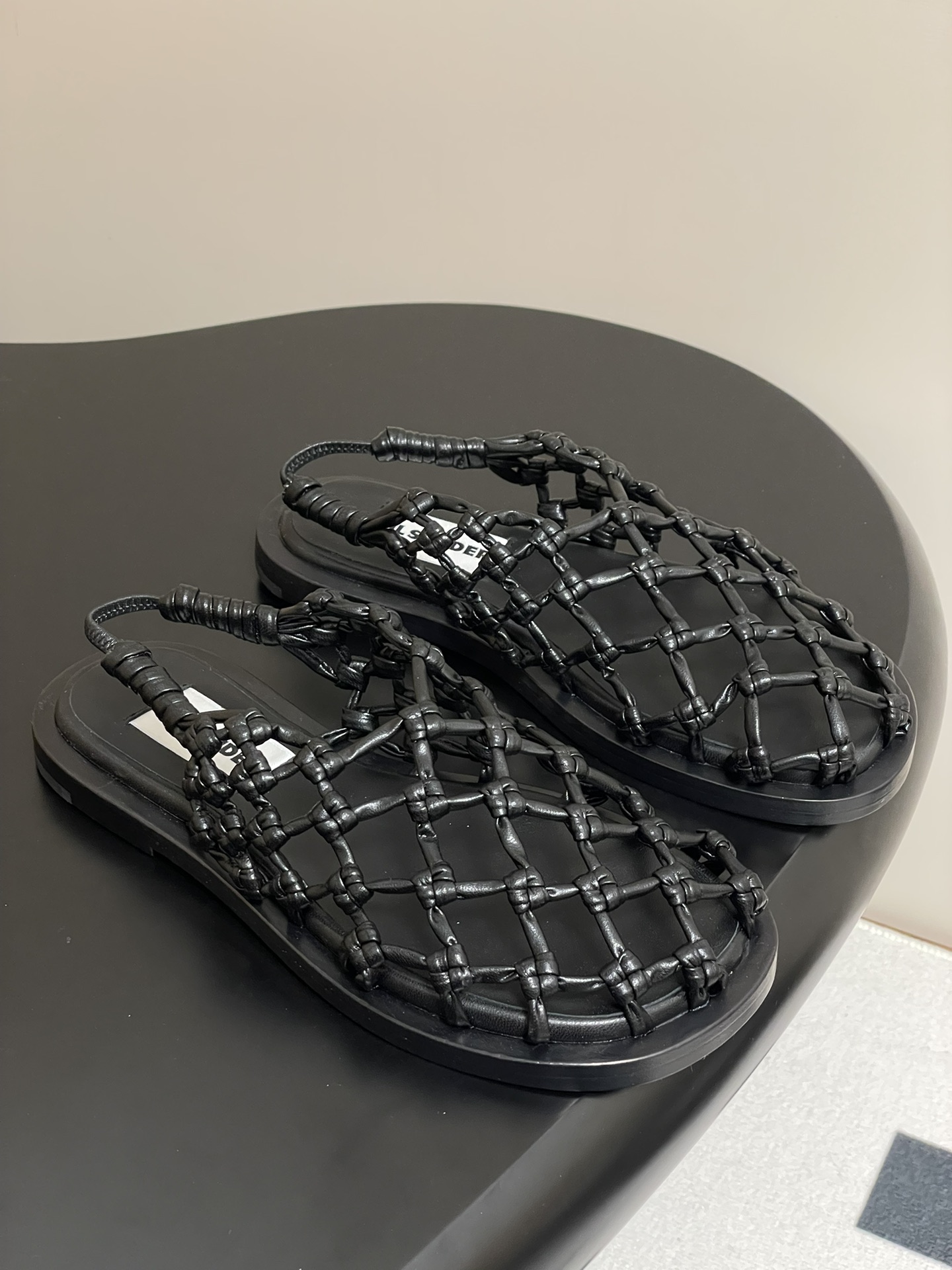 NO:255123,JILSANDER 25s spring and summer new style fishnet woven hollow rope knotted sandals. Very novel design, it makes people shine!  The summer atmosphere is full of rendering!  The upper is woven from super soft and tough cowhide, and uses the technique of hollowed-in net and fish net, which feels very suitable for traveling by the beach!  Simple and fashionable style combinations are excellent!  !  Upper cowhide, inner foot pad sheepskin, double-layer Italian leather outsole, size 35-39 (40.41 custom made without return), semi-torque, jil sander, jil sander, sandals, cowhide, sheepskin, Leather soles19860909JILSANDER 吉尔桑达 25s春夏新款 渔网编织镂空绳结后空凉鞋 非常新颖的设计,让人眼前一亮！夏日氛围感渲染十足！鞋面采用超级软且坚韧的牛皮编织而成,采用镂空织网鱼网的技法,感觉非常适合去海边游玩穿！简约时髦风格搭配都是绝佳！！ 鞋面牛皮编织 内里垫脚羊皮 鞋底双层意大利真皮大底 码数35-39（40.41定做不退换）,半拖,jil sander,jil sander,sandals,cowhide,sheepskin,Leather soles,Women's Shoes