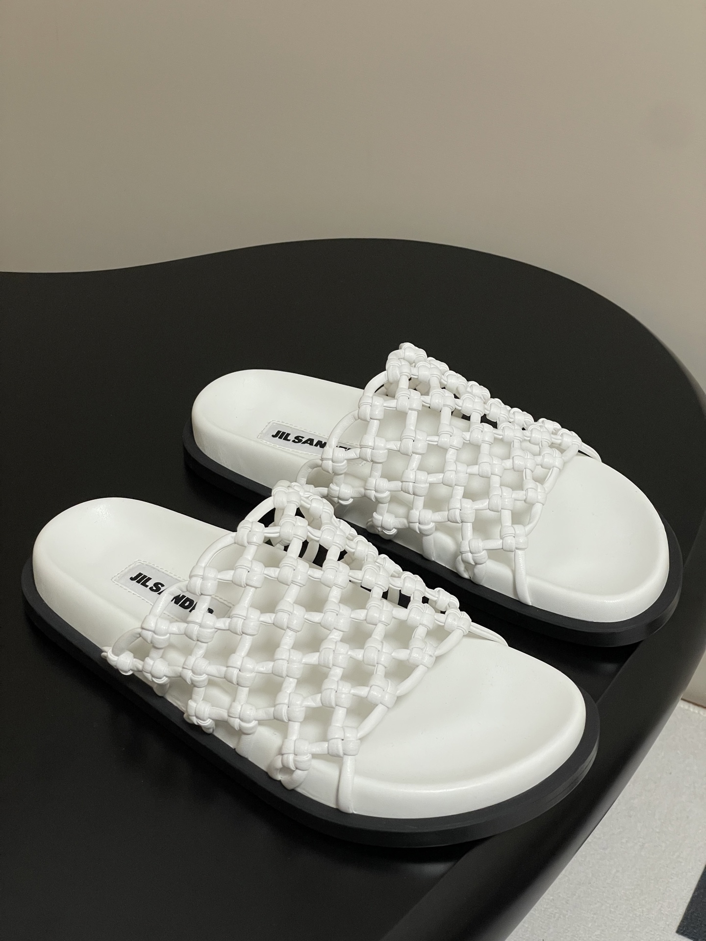 NO:255119,- JILSANDER 25s spring and summer new style fishnet braided rope knotted slippers. Very novel design, eye-catching!  The summer atmosphere is full of rendering!  The upper is woven from super soft and tough leather, and uses the technique of hollowed-weaving net fish nets, which feels very suitable for traveling by the beach!  Simple and fashionable style combinations are excellent!  !  Handmade leather braided upper, inner foot pad sheepskin, sole molded outsole, size 35-39 (40.41 custom made without return), slippers, jil sander, jil sander, slippers, sheepskin19860909- JILSANDER 吉尔桑达 25s春夏新款 渔网编织绳结镂空拖鞋 非常新颖的设计,让人眼前一亮！夏日氛围感渲染十足！鞋面采用超级软且坚韧的皮革编织而成,采用镂空织网鱼网的技法,感觉非常适合去海边游玩穿！简约时髦风格搭配都是绝佳！！ 鞋面手工皮革编织 内里垫脚羊皮 鞋底成型大底 码数35-39（40.41定做不退换）,拖鞋,jil sander,jil sander,slippers,sheepskin,Women's Shoes