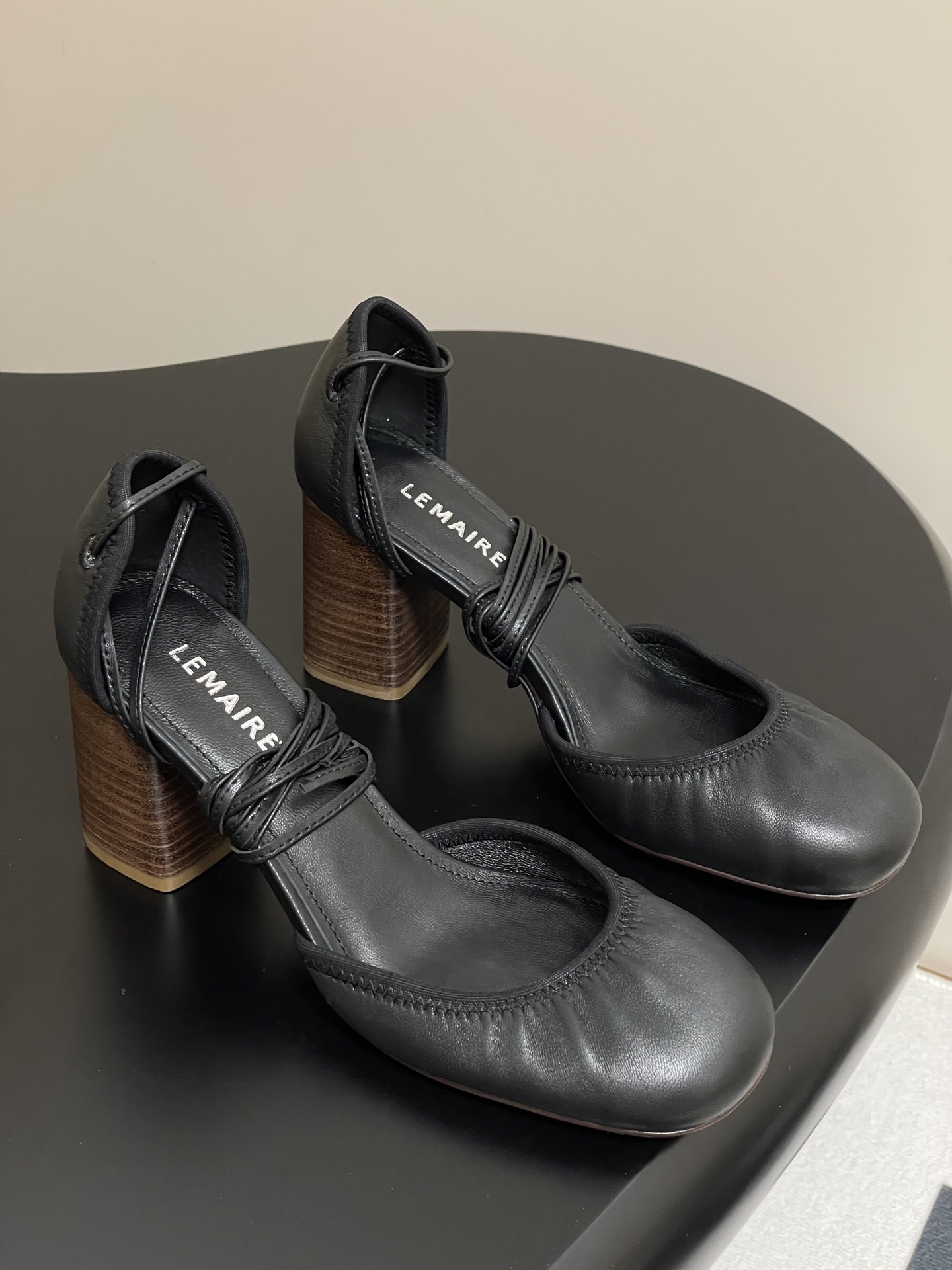 NO:264815,- Lemaire 2025ss early spring new strapped ballet shoes super soft and comfortable grandma shoes flat, hollow thick heeled single shoes, really comfortable to wear, low-key, simple and high-end, casual and lazy, chicken yellow is also good-looking, flat, lambskin, Mary Jane super comfortable Lemaire from Paris, France Designer brand Women's shoes Black lambskin, genuine leather bag heel, full of grades This one has a somewhat minimalist style!  It is more in line with daily life, with round and full toes and delicate shoe shapes with simple lines, and the overall feeling is very tender!  There is also a trace of ballet metaphor inside!  There are two heights to choose from~ Upper lambskin, inner foot pad sheepskin, sole Italian leather outsole, heel high flat heel 1cm/thick heel 5cm/8.5cm, size 35-39 (40 custom made without return), ballet shoes, mary jane, sheepskin, Leather soles19860909- Lemaire 2025ss早春新款绑带芭蕾舞鞋超软超舒适奶奶鞋平底 中空粗跟单鞋 上脚真的超级舒适 低调简约又不失高级 随意慵懒 小鸡黄色也好看 平底 小羊皮 玛丽珍 超舒服 Lemaire 来自法国巴黎 设计师品牌 女鞋 黑色 小羊皮 真皮包跟 档次满满 这款走的有一些的极简主义风格！更贴合日常生活,圆又饱满的鞋头,搭配线条简单的秀气鞋型,整体就有了一种很奶很温柔的感觉！还有一丝芭蕾风的隐喻在里面！还有两种高度可选择哦～ 鞋面小羊皮 内里垫脚羊皮 鞋底意大利真皮大底 跟高平跟1cm/粗跟5cm/8.5cm 码数35-39（40定做不退换）,芭蕾舞鞋,mary jane,sheepskin,Leather soles,Women's Shoes