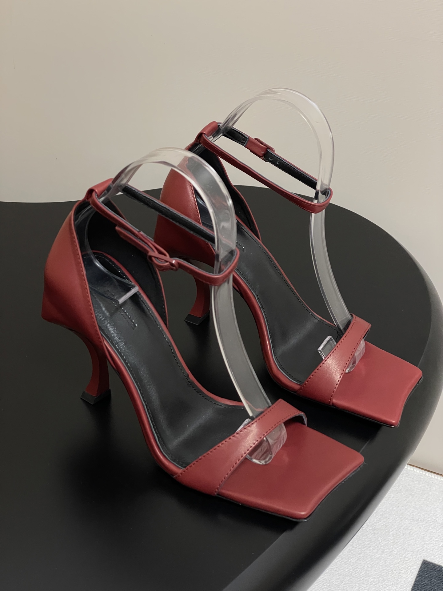 NO:245527,- 25Ss spring and summer new Balenciaga Balenciaga (Singular Heel) bow-shaped high heels one-strip sandals. The bow-shaped high heels are made of 