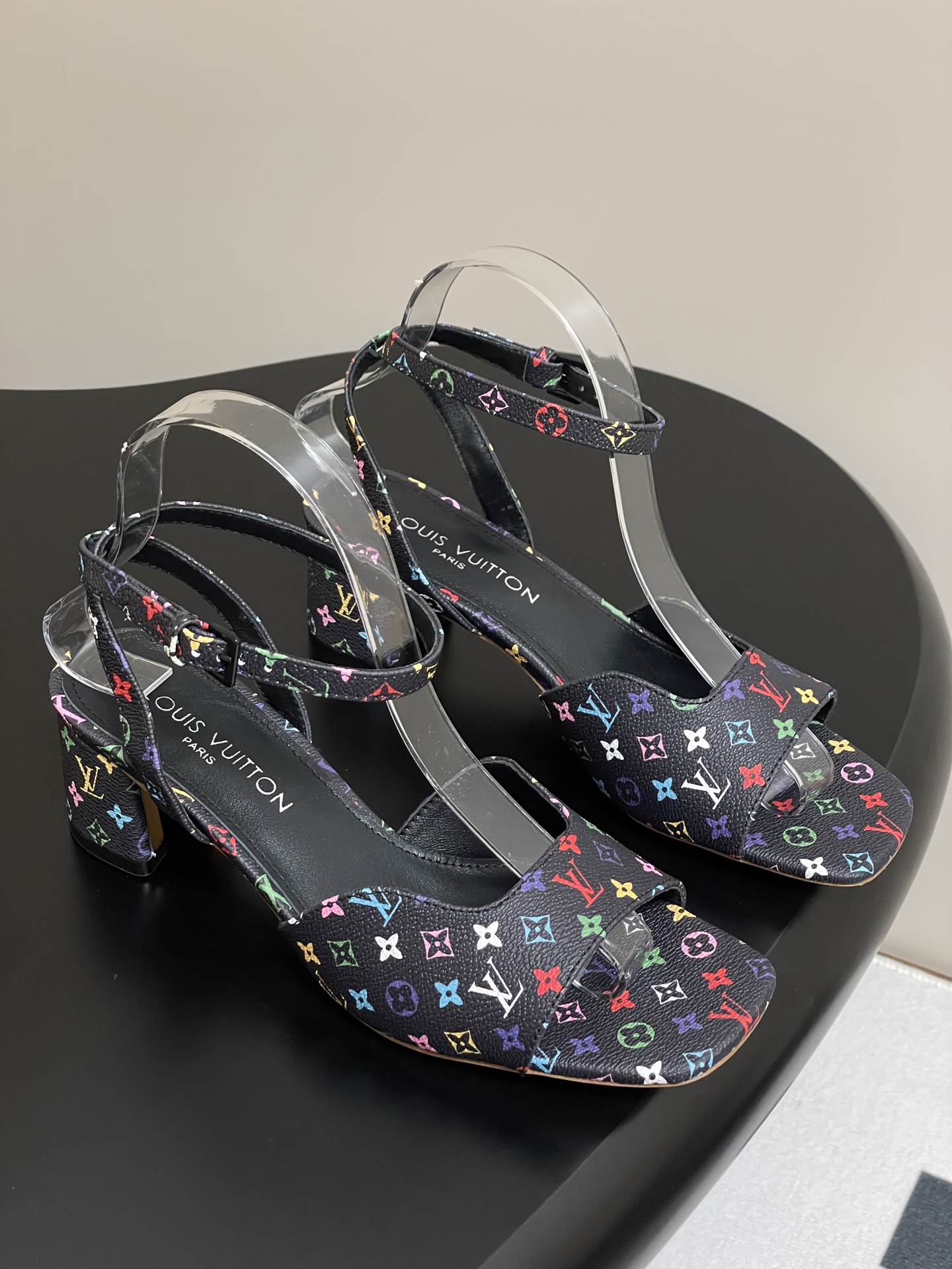 NO:240024,- 25ss early spring new Louis Vuitton LV Swing high heels hottest metal heels Mary Jane hollow thick heel sandals letter high heels fish mouth sandals. Use soft leather to create an easy-to-wear design, showing the elegant style with neat lines. The V-shaped hollow square heel and its luster inner lining establish recognition, and the toe LVTwist decoration is the finishing touch and details. The cute round toe shape is matched with the LV logo - exquisite and beautiful, the thick heel feels particularly comfortable to wear. Classic and versatile items!  Original open mold V-shaped metal heel!  Upper cowhide/cow patent leather inner foot pad sheepskin sole Italian A-grade genuine leather outsole Heel height 5.5cm/8.5cm Size 35-39 (40.41 custom made without return), high heels sandals, louis vuitton, louis vuitton, stuart weitzman, sandals, mary jane, high heels, cowhide, sheepskin, Leather soles19860909- 25ss早春新款Louis Vuitton LV Swing 高跟鞋最火最新金属跟玛丽珍后空粗跟凉鞋字母标高跟鱼嘴凉鞋 选用柔软 皮革塑造易于穿脱的设计,以利落线条彰显典雅风范.V形镂空方跟及其莹泽内里树立辨识度,鞋头LVTwist装饰点睛考究细节 可爱的圆头造型搭配LV标志-精致又好看,粗跟脚感特别的好穿舒适.经典百搭单品！ 原版开模V型金属跟！ 鞋面牛皮/牛漆皮 内里垫脚羊皮 鞋底意大利A级真皮大底 跟高5.5cm/8.5cm 码数35-39（40.41定做不退换）,高跟鞋凉鞋,louis vuitton,louis vuitton,stuart weitzman,sandals,mary jane,high heels,cowhide,sheepskin,Leather soles,Women's Shoes