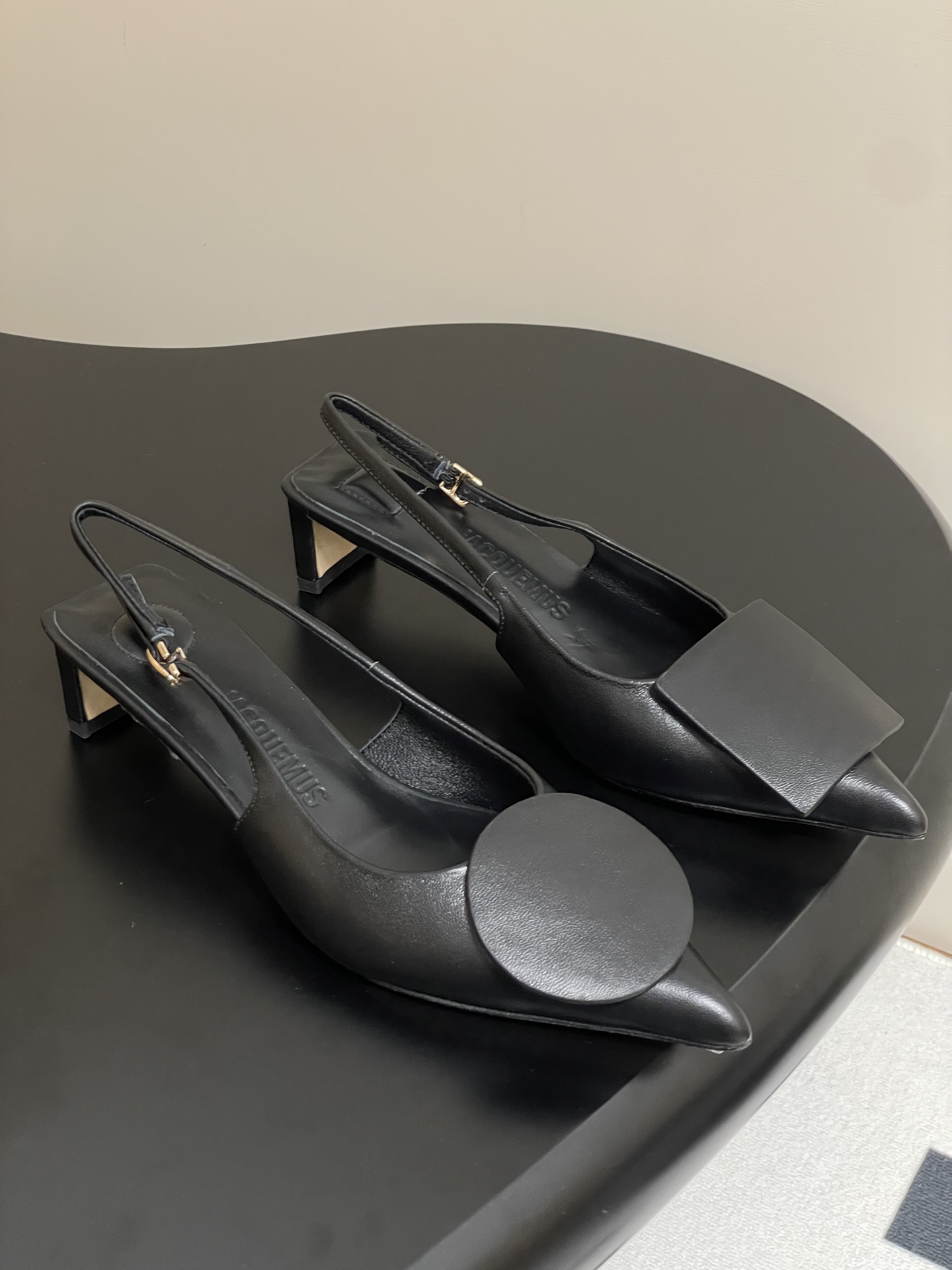 NO:240834,- Niche trendy brand Jacquemus 25ss Spring and summer new pointed mandarin duck buckle kitten heel empty sandals Geometric graphic design Round buckle Square buckle New and fashionable, sexy and elegant, showing the lines of the feet, with a skinny and beautiful visual effect, a very versatile fashion item!  Very simple and elegant, super beautiful, with just the right square head with a 4cm small square heel, making it safe and easy to walk!  It can attack and defend, and it can be both fashionable and comfortable, which is perfect!  !  The effect of the foot is invincible and beautiful, with a very texture and temperament. Just be brainless!  Upper mixed-bred sheepskin/embossed cowhide/denim/horse hair Inner footbed sheepskin Sole Italian A-grade leather outsole Heel height 4cm Size 35-39 (40.41 custom made without return), sandals, sandals, cowhide, sheepskin, Leather soles19860909- 小众潮牌 Jacquemus 25ss春夏新款尖头鸳鸯扣小猫跟后空凉鞋 几何图形设计 圆扣 方扣 新颖时尚大方,性感不失优雅,很显脚部线条,附有骨感美的视觉效果,非常百搭的时尚单品！ 极简优雅·超级好看,恰到好处的方头搭配4cm小方跟,又稳好走！可攻可守·时髦舒适皆能兼得,实属完美！！ 上脚效果无敌好看,很有质感也显气质.无脑冲就对了！ 鞋面混种羊皮/压纹牛皮/牛仔布/马毛 内里垫脚羊皮 鞋底意大利A级真皮大底 跟高4cm 码数35-39（40.41定做不退换）,凉鞋,sandals,cowhide,sheepskin,Leather soles,Women's Shoes