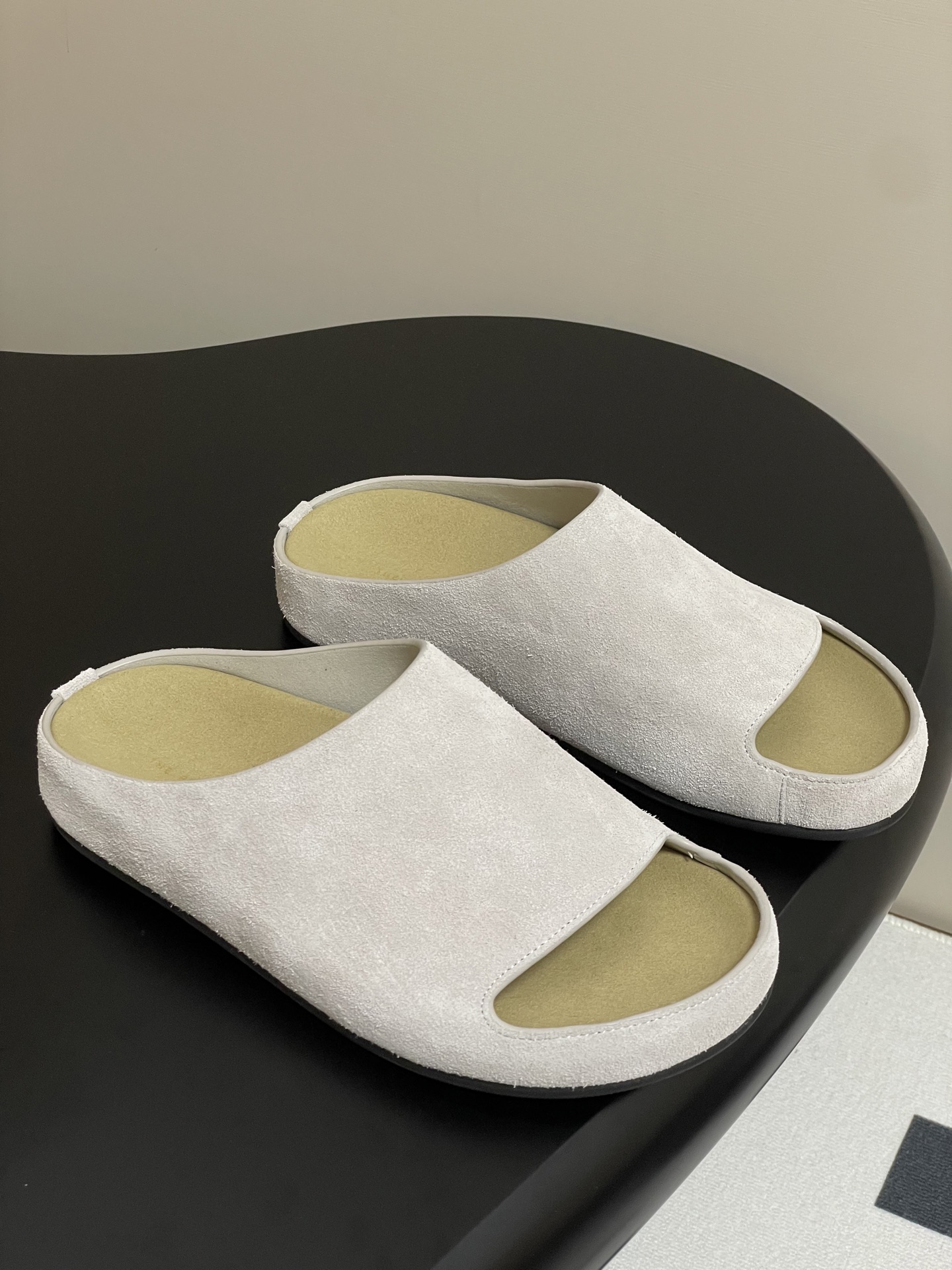 NO:245537,- THE ROW 25 spring and summer new style, simple water-table Birkenberg ox fleece slippers, thick-soled casual beach slippers, one of the most popular brands in the past two years, almost a pair of bloggers!  The summer season is coming, so I recommend this casual and design-oriented slipper. I feel like this lazy slipper is about to be popular!  Whether it is paired with jeans, linen leg pants or skirts, it can be very eye-catching!  A pair must be purchased!  Imported cattle back velvet upper, inner foot pad sheepskin, original open molded rubber sole, size 35-39 (40 custom made without return or exchange), slippers, slippers, skirts, jeans, sheepskin19860909- THE ROW 25春夏新款 简易水台勃肯牛反绒拖鞋 厚底休闲沙滩拖鞋 近两年最火之一的品牌,几乎博主人手一双！夏日的季节就要到了,推荐这款随性又不乏设计感的拖鞋,这款懒人拖鞋我感觉即将要爆火！无论是配牛仔裤,亚麻腿裤还是裙子都可以很亮眼！必须入手一双！ 鞋面进口牛反绒 内里垫脚羊皮 鞋底原版开模橡胶大底 码数35-39（40定做不退换）,拖鞋,slippers,skirts,jeans,sheepskin,Women's Shoes