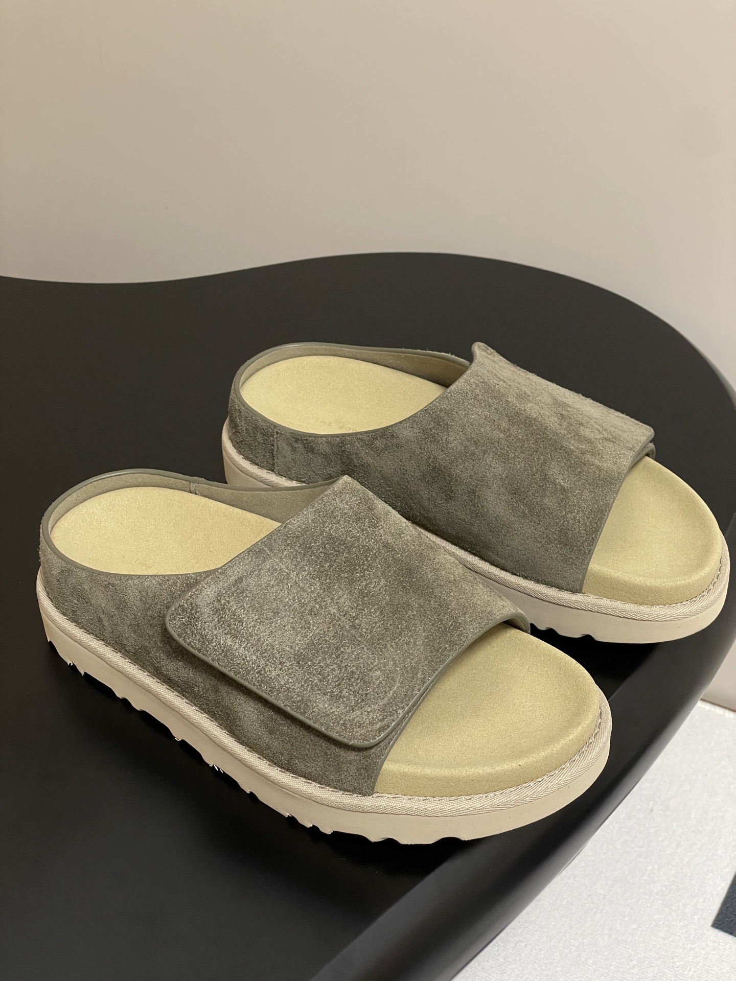 NO:245557,- THE ROW 25 spring and summer new style, simple water-table Birkenberg ox fleece slippers, thick-soled casual beach slippers, one of the most popular brands in the past two years, almost a pair of bloggers!  The summer season is coming, so I recommend this casual and design-oriented slipper. I feel like this lazy slipper is about to be popular!  Whether it is paired with jeans, linen leg pants or skirts, it can be very eye-catching!  A pair must be purchased!  Imported cattle back velvet upper, inner foot pad sheepskin, original open molded rubber sole, size 35-39 (40 custom made without return or exchange), slippers, slippers, skirts, jeans, sheepskin19860909- THE ROW 25春夏新款 简易水台勃肯牛反绒拖鞋 厚底休闲沙滩拖鞋 近两年最火之一的品牌,几乎博主人手一双！夏日的季节就要到了,推荐这款随性又不乏设计感的拖鞋,这款懒人拖鞋我感觉即将要爆火！无论是配牛仔裤,亚麻腿裤还是裙子都可以很亮眼！必须入手一双！ 鞋面进口牛反绒 内里垫脚羊皮 鞋底原版开模橡胶大底 码数35-39（40定做不退换）,拖鞋,slippers,skirts,jeans,sheepskin,Women's Shoes