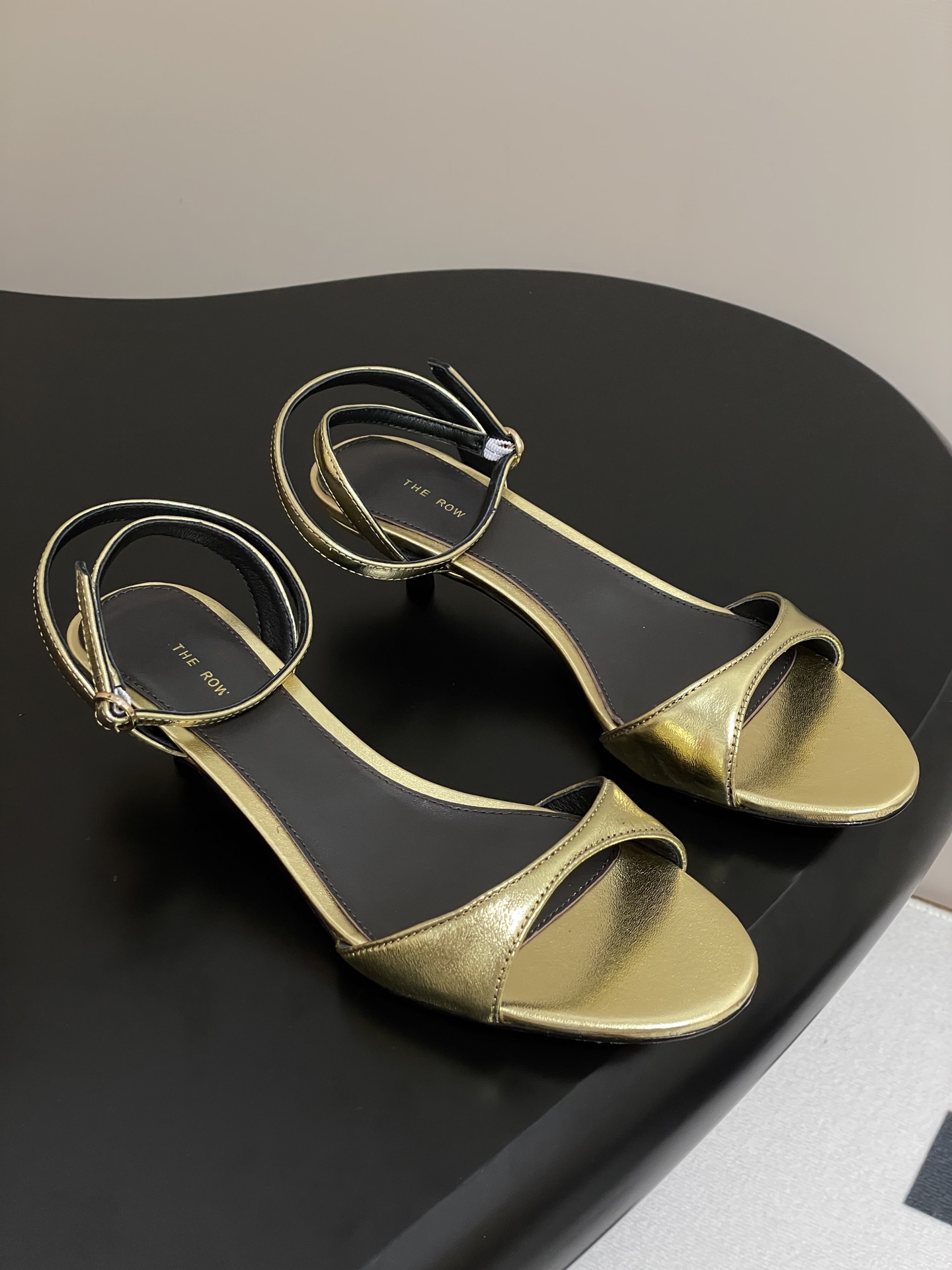 NO:245558,- THE ROW 25s spring and summer new simple metal leather kitten heel round sandals sexy thin strap high heel sandals This minimalist style high heel sandals are made of high-quality leather and are designed with bow accessories. They are simple and elegant, long skirt companion, salty or sweet!  With excellent leather texture and last craftsmanship, you can experience the kind of humanized design that has been carefully considered, especially comfortable and simple shoes. They naturally have versatile attributes, and can be worn casually to show their beauty!  Upper metal cowhide/mixed sheepskin/snake pattern cowhide inner foot pad sheepskin sole Italian leather outsole Heel height 3.5cm/8.5cm Size 35-39 (40.41 custom made without return or exchange), high heels sandals, sandals, high heels, skirts, cowhide, sheepskin, Leather soles19860909- THE ROW 25s春夏新款简易金属皮面小猫跟圆头凉鞋性感细带高跟凉鞋 这款极简风格高跟凉鞋甄选优质皮革制成,采用蝴蝶结配饰设计,简洁优雅、长裙伴侣、可盐可甜！ 出色的皮料质感和楦型工艺 ,穿上脚就能体会到那种经过用心考量的人性化设计 ,尤为舒适且简约的一款鞋子 ,自然带有百搭的属性, 随意穿搭 ,自显美感！ 鞋面金属牛皮/混种羊皮/蛇纹牛皮 内里垫脚羊皮 鞋底意大利真皮大底 跟高3.5cm/8.5cm 码数35-39（40.41定做不退换）,高跟鞋凉鞋,sandals,high heels,skirts,cowhide,sheepskin,Leather soles,Women's Shoes