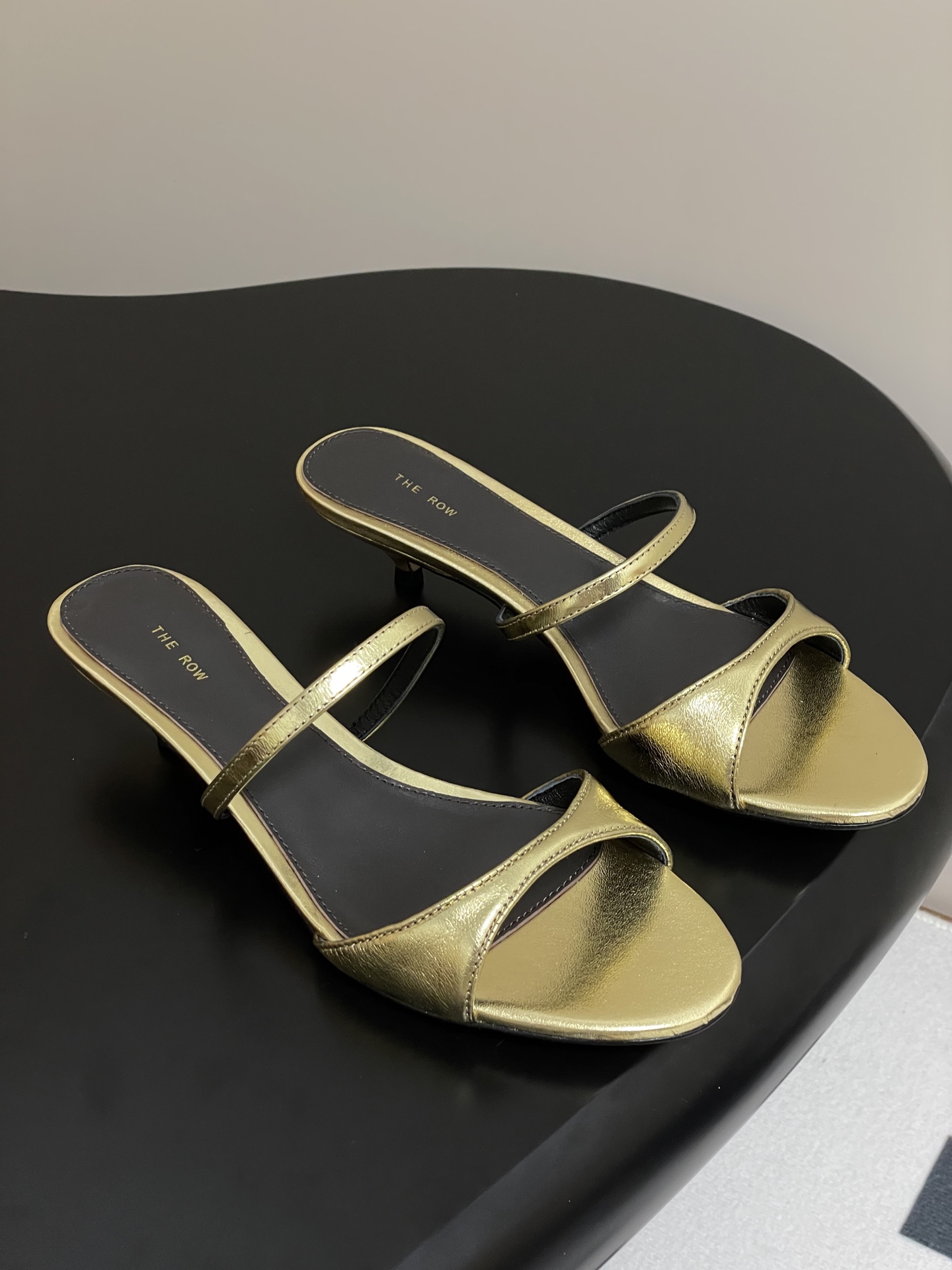 NO:245546,- THE ROW 25s spring and summer new simple metal leather kitten heel round sandals sexy thin strap high heel sandals This minimalist style high heel sandals are made of high-quality leather and are designed with bow accessories. They are simple and elegant, long skirt companion, salty or sweet!  With excellent leather texture and last craftsmanship, you can experience the kind of humanized design that has been carefully considered, especially comfortable and simple shoes. They naturally have versatile attributes, and can be worn casually to show their beauty!  Upper metal cowhide/mixed sheepskin/snake pattern cowhide inner foot pad sheepskin sole Italian leather outsole Heel height 3.5cm/8.5cm Size 35-39 (40.41 custom made without return), high heels, sandals, high heels, slippers, slippers, cowhide, sheepskin, Leather soles19860909- THE ROW 25s春夏新款简易金属皮面小猫跟圆头凉鞋性感细带高跟凉鞋 这款极简风格高跟凉鞋甄选优质皮革制成,采用蝴蝶结配饰设计,简洁优雅、长裙伴侣、可盐可甜！ 出色的皮料质感和楦型工艺 ,穿上脚就能体会到那种经过用心考量的人性化设计 ,尤为舒适且简约的一款鞋子 ,自然带有百搭的属性, 随意穿搭 ,自显美感！ 鞋面金属牛皮/混种羊皮/蛇纹牛皮 内里垫脚羊皮 鞋底意大利真皮大底 跟高3.5cm/8.5cm 码数35-39（40.41定做不退换）,高跟鞋拖鞋,sandals,high heels,slippers,skirts,cowhide,sheepskin,Leather soles,Women's Shoes