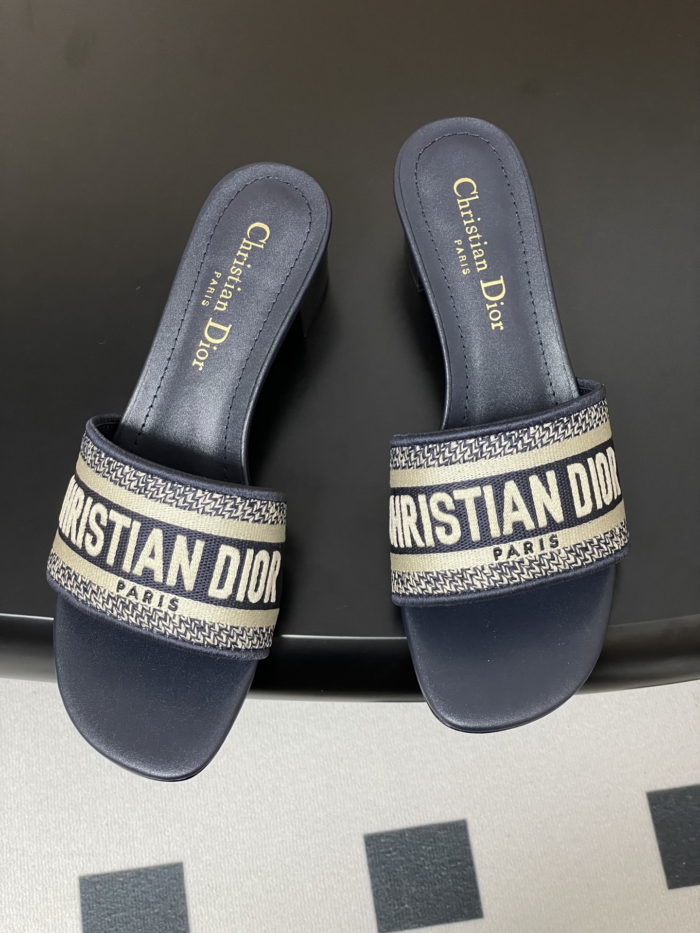 Dior 迪奥Dior 字母刺绣拖鞋 电绣高跟一字拖鞋万年 款