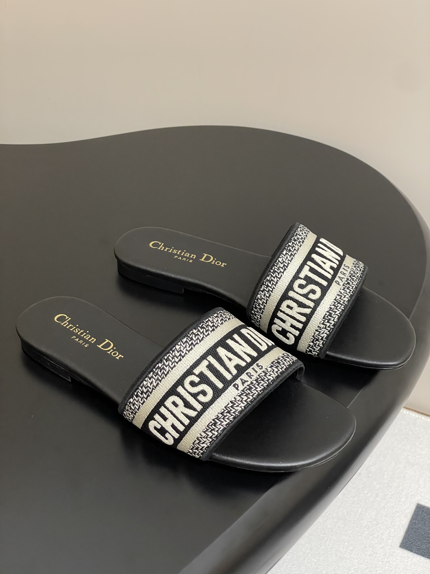 NO:407048,Flat-high heels - Dior classic letter embroidered slippers Electric embroidered high-heeled flip-flops for thousands of years This Dway cotton sandals is an iconic classic item. The upper embroidered with the 'Christian Dior' logo is highly recognizable and shows personality. It is eye-catching and versatile, simple design, easy to put on and take off, and can easily create a casual and fashionable look. The upper is original customized high-temperature water-soluble cotton electric embroidery fabric. Sole Italian leather outsole. Heel high flat/thick heel 4cm. Size 35-39 (34.40.41.42.43. Customized without return and exchange), slippers, dior, dior, slippers, Leather soles19860909平底-高跟- 迪奥Dior经典字母刺绣拖鞋 电绣高跟一字拖鞋万年经典款 这款 Dway 棉质凉拖是一款标志性的经典单品.鞋面刺绣有“Christian Dior”标志,辨识度高,彰显个性.醒目百搭,设计简约,方便穿脱,可轻松打造随性的时尚造型. 鞋面原版定制高温水溶棉质电绣面料 鞋底意大利真皮大底 跟高平底/粗跟4cm 码数35-39（34.40.41.42.43定做不退换）,拖鞋,dior,dior,slippers,Leather soles,Women's Shoes