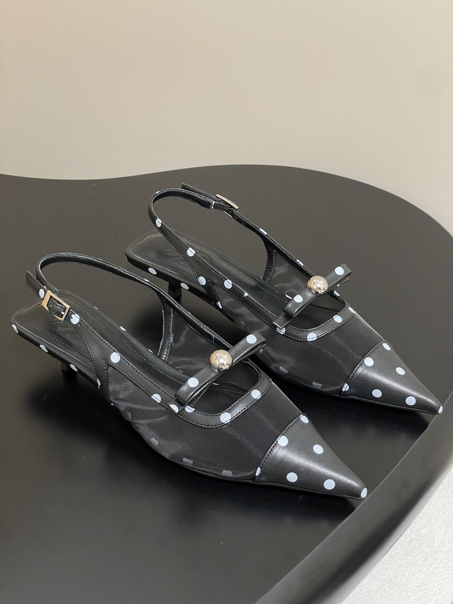 NO:246253,- ODTD 25s spring and summer new kitten heel metal ball sandals mesh hollow sandals This year's popular sandals are elegant and casual, and the kitten heel perfectly stretches the legs and the eye-catching proportions are easy to add points to summer outfits. Upper cowhide/custom mesh fabric inner foot pad sheepskin original sole open molded sole size 35-39 (40 custom made without return and exchange), sandals, sandals, cowhide, sheepskin19860909- ODTD 25s春夏新款小猫跟金属球凉鞋网纱后空凉鞋 今年大热的凉鞋优雅随性中透露不经意的性感,小猫跟完美拉长双腿比例惹眼轻松为夏日穿搭加分 鞋面牛皮/定制网纱面料 内里垫脚羊皮 鞋底原版开模大底 码数35-39（40定做不退换）,凉鞋,sandals,cowhide,sheepskin,Women's Shoes