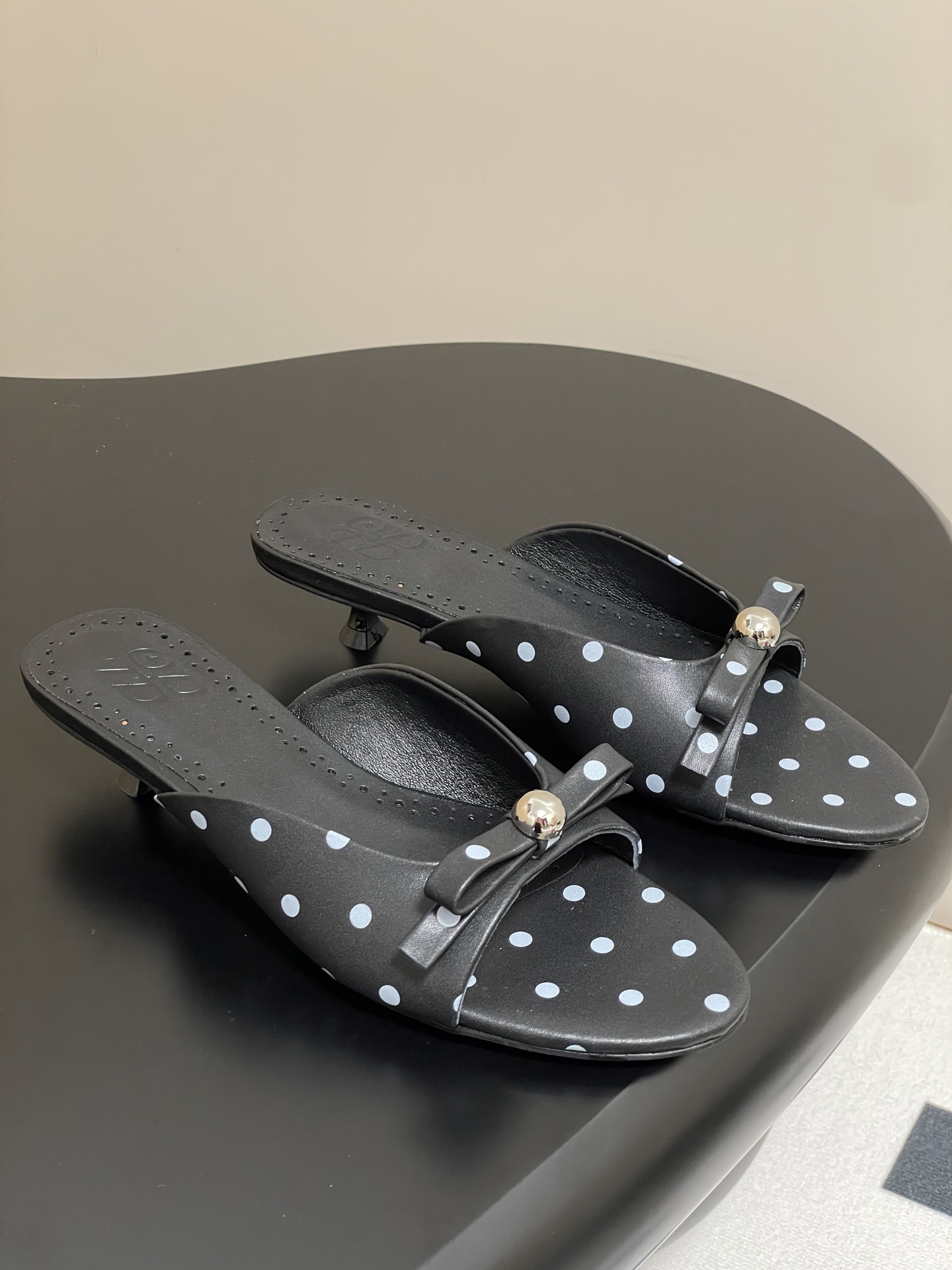 NO:246291,- ODTD 25s spring and summer new kitten heel metal ball bow simple slippers fish mouth short heel slippers This year's popular sandals are elegant and casual, revealing inadvertent sexy, the kitten heel perfectly stretches the legs and the eye-catching proportions easily add points for summer outfits. Upper beef patent leather/mixed sheepskin inner foot pad sheepskin original sole open molded outsole heel height 3.5cm size 35-39 (40.41.42 custom made without return), slippers, sandals, slippers, sheepskin19860909- ODTD 25s春夏新款小猫跟金属球蝴蝶结简易拖鞋鱼嘴小矮跟拖鞋 今年大热的凉鞋优雅随性中透露不经意的性感,小猫跟完美拉长双腿比例惹眼轻松为夏日穿搭加分 鞋面牛漆皮/混种羊皮 内里垫脚羊皮 鞋底原版开模大底 跟高3.5cm 码数35-39（40.41.42定做不退换）,拖鞋,sandals,slippers,sheepskin,Women's Shoes